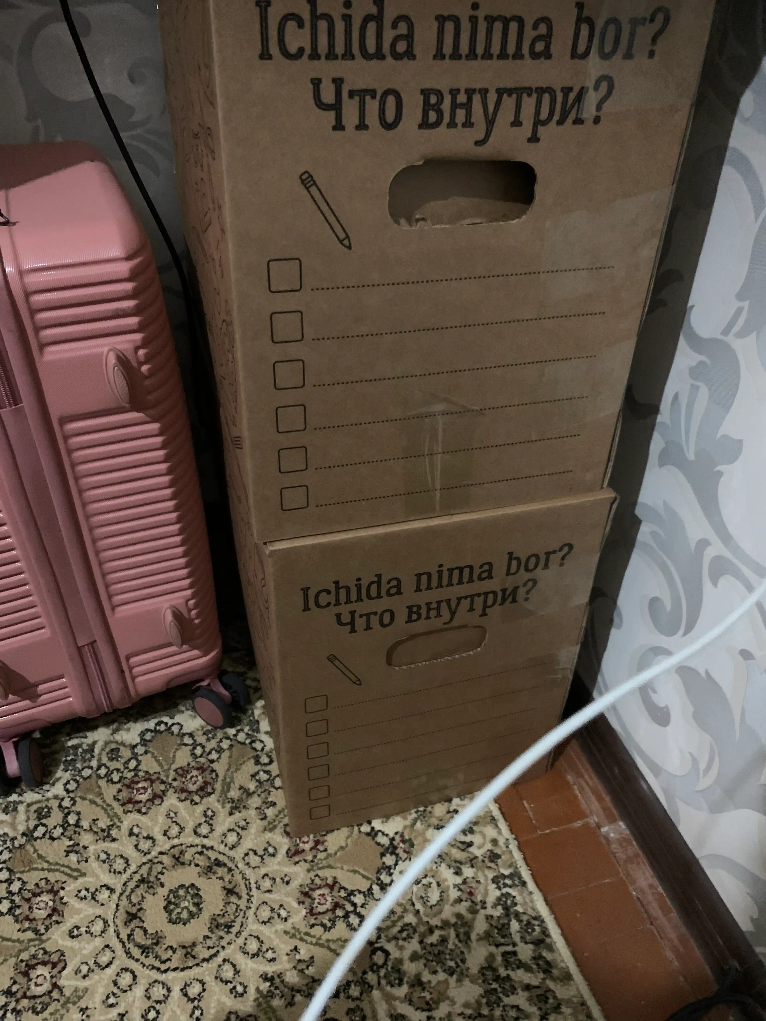 Tashish va saqlash uchun karton qutilar, tutqichli, skotch va yelimsiz yig'ish