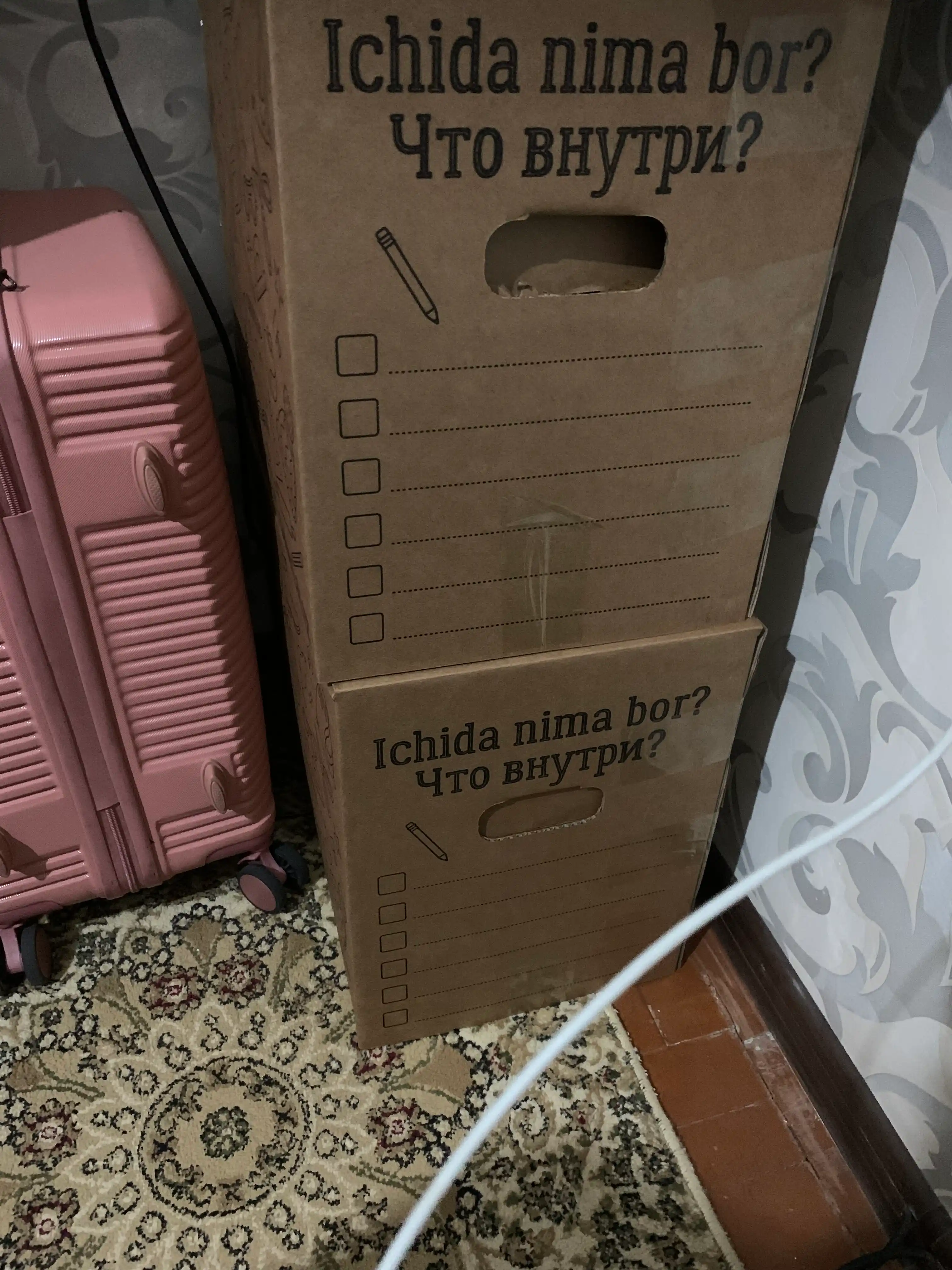 Tashish va saqlash uchun karton qutilar, tutqichli, skotch va yelimsiz yig'ish