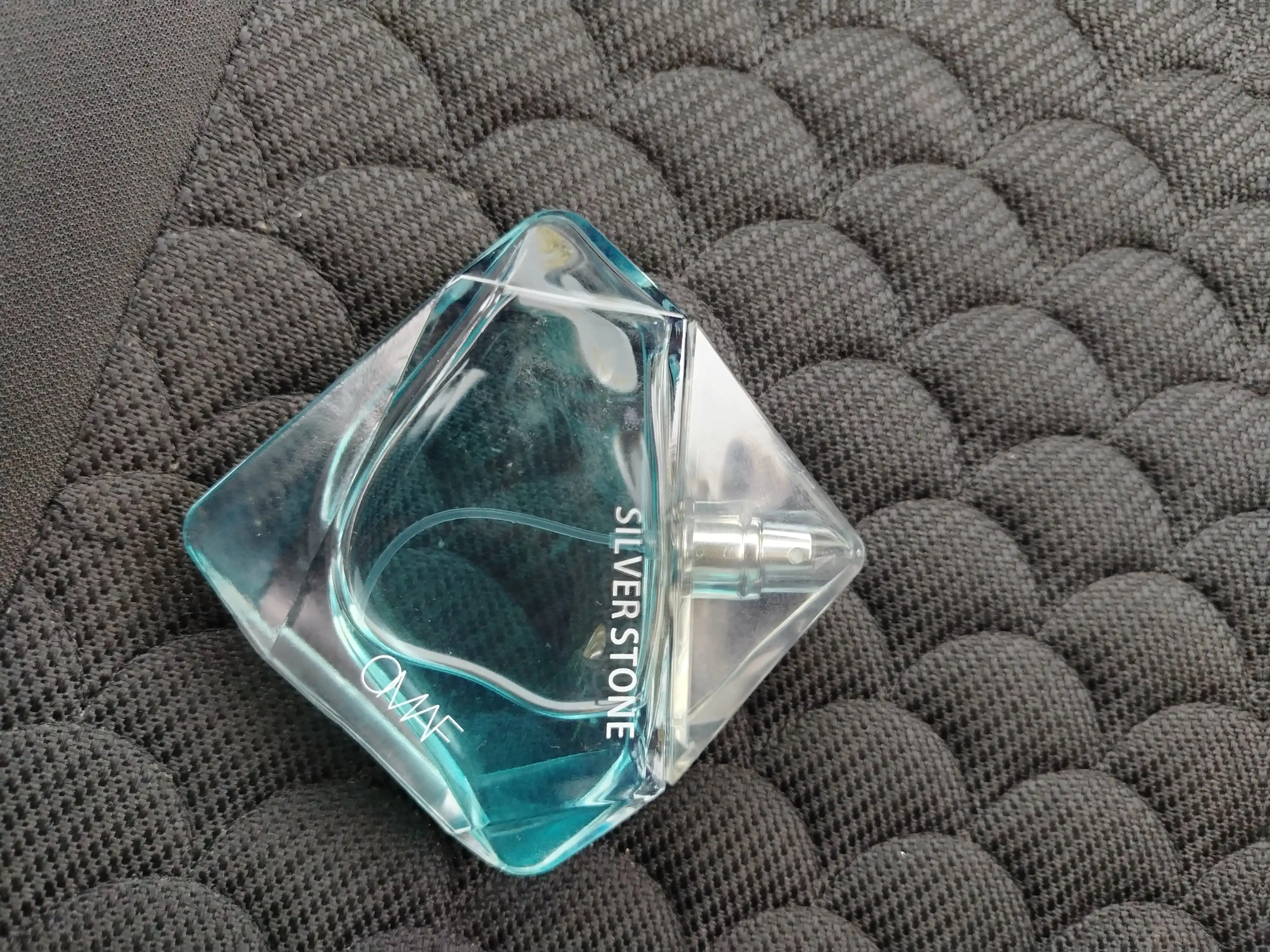 Erkaklar atiri Omaf Stone Silver/Blue, sovuq metallik va yog'ochsimon ohanglar