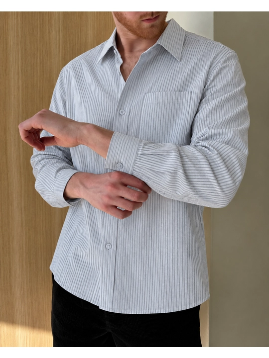 Erkaklar uchun och kulrang yo‘l-yo‘l uzun yengli klassik ko‘ylak