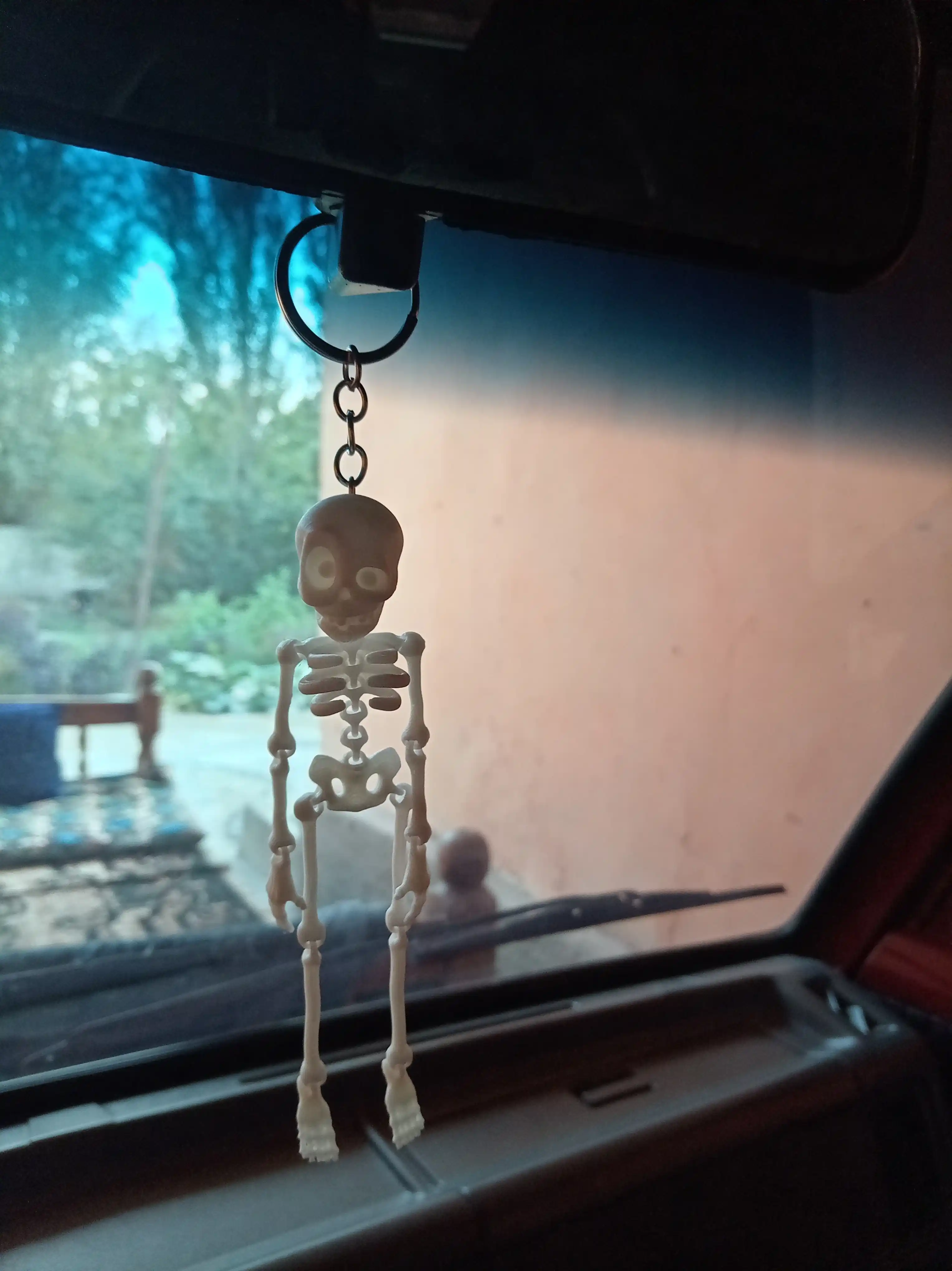 Qo‘zg‘aluvchan brelok odam skeleti, artikulyatsiyalangan brelok