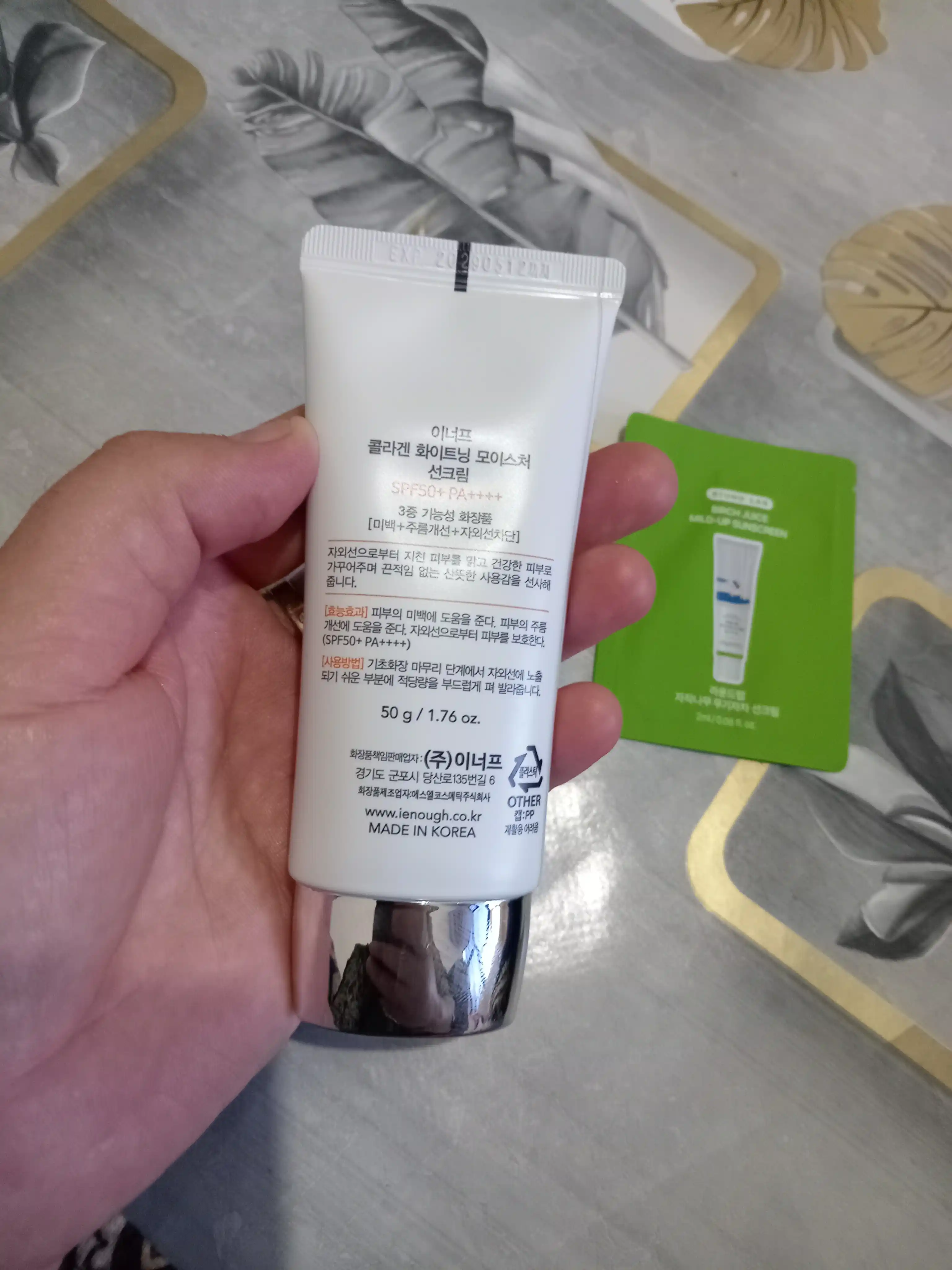 Koreyani quyoshdan hiimoyalovchi krem,yuz uchun Enough 3 tasi 1 da SPF50 PA+++, kollagenli