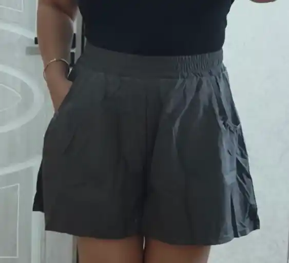 Ayollar sport shortigi, ikki qavatli, velosipedlar bilan, baland o‘rindiqda, taytslar bilan