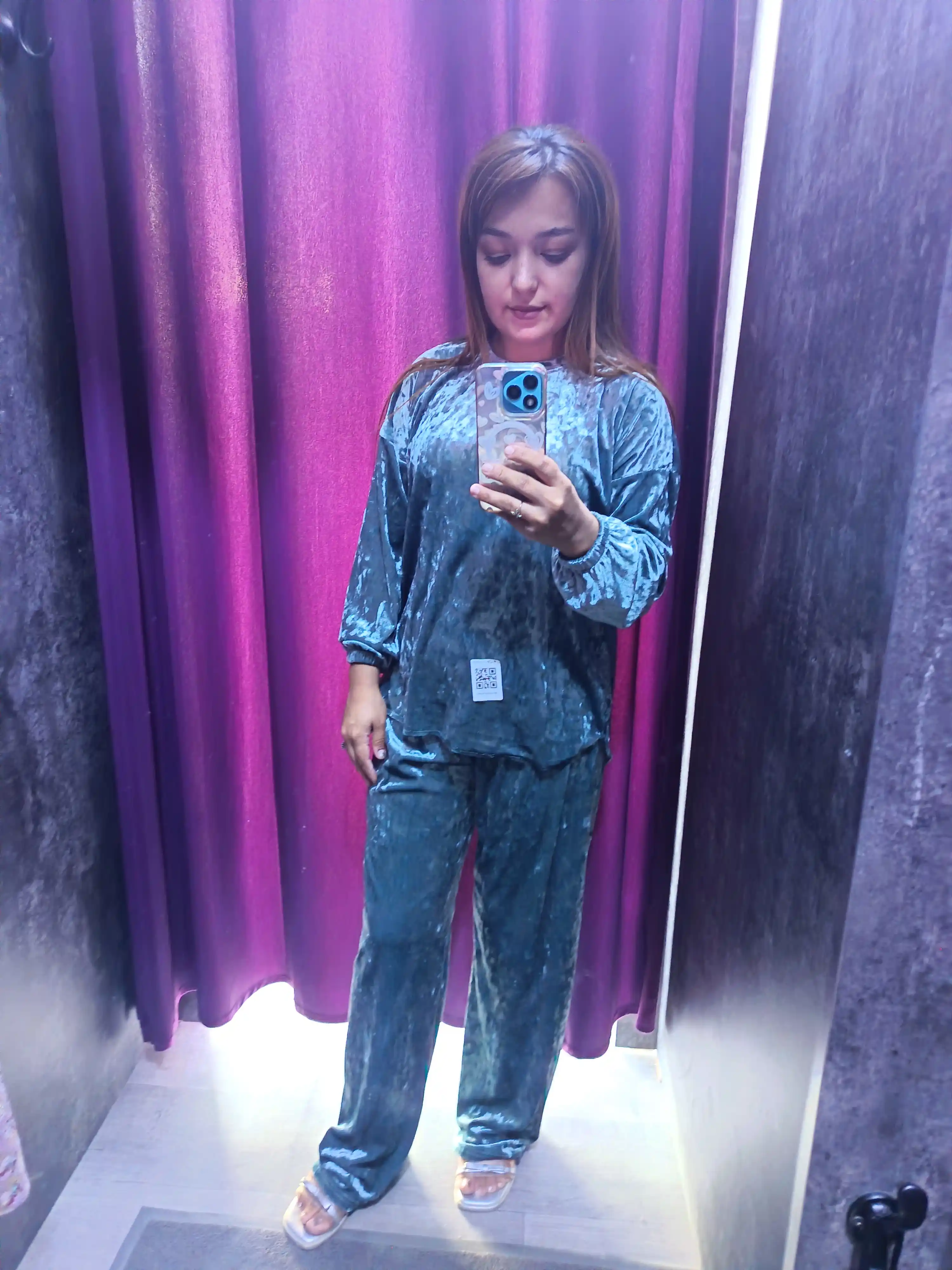 Ayollar uchun yumshoq velur sport kostyumi Saraah,s