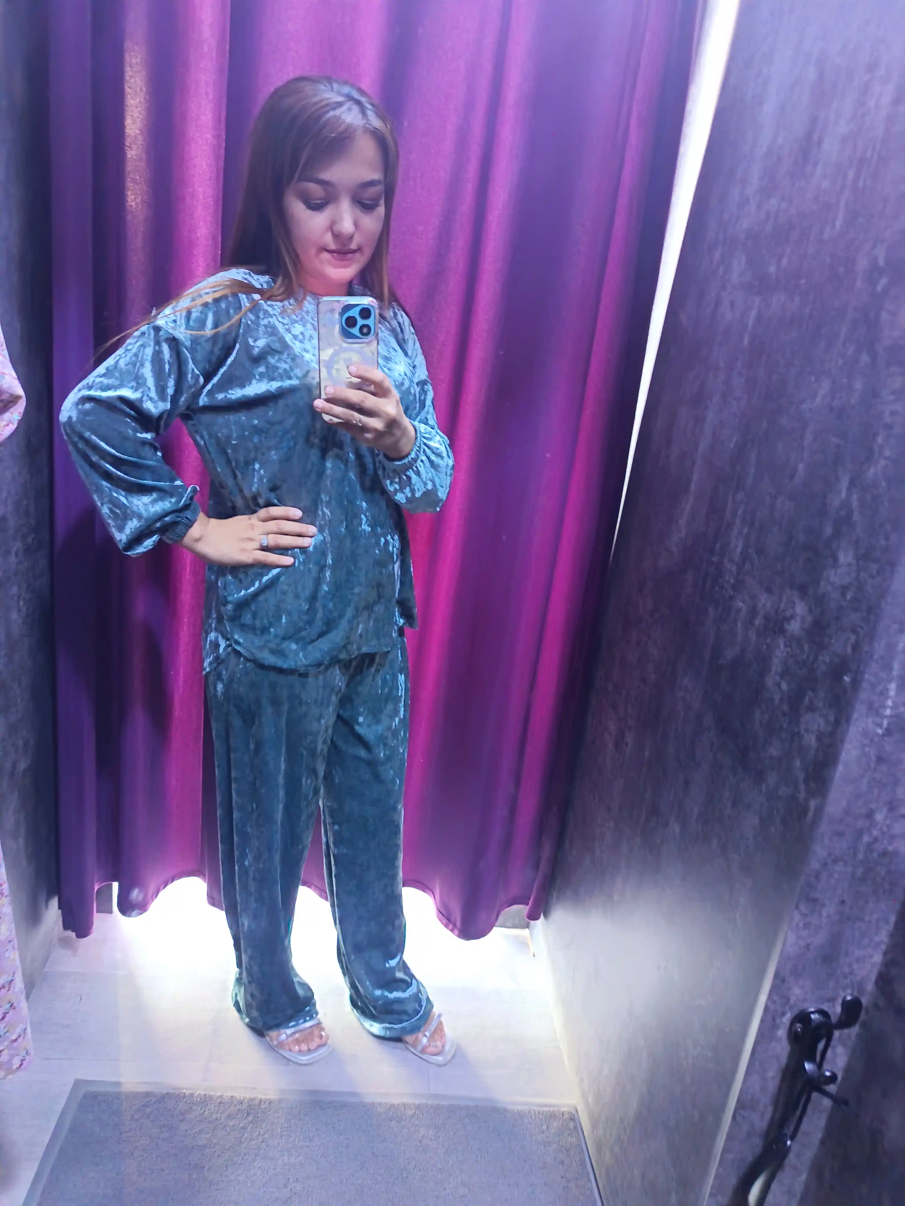 Ayollar uchun yumshoq velur sport kostyumi Saraah,s