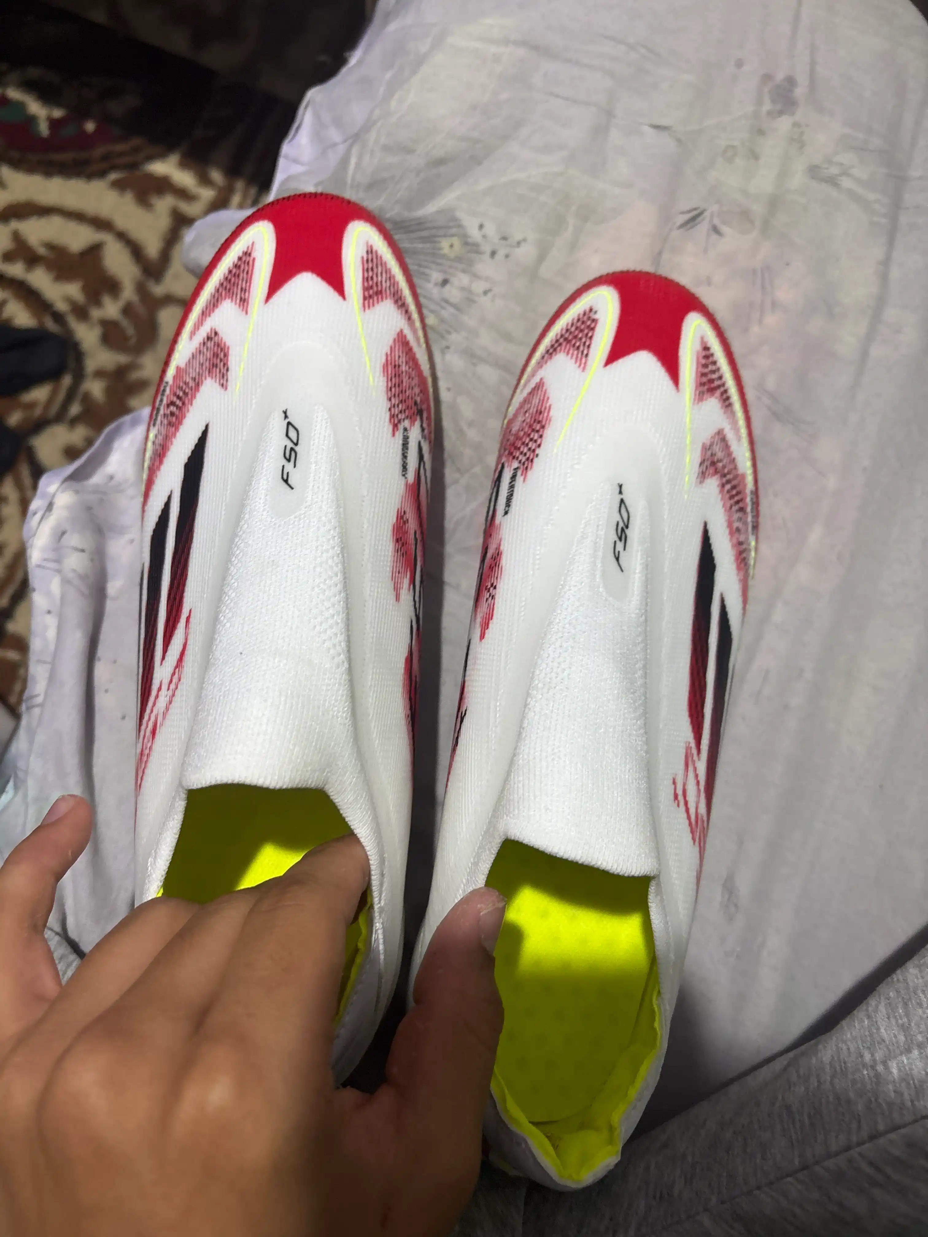 Futbol sarakanojkalari va butsilari, F50, sun’iy va tabiiy maydonlar uchun