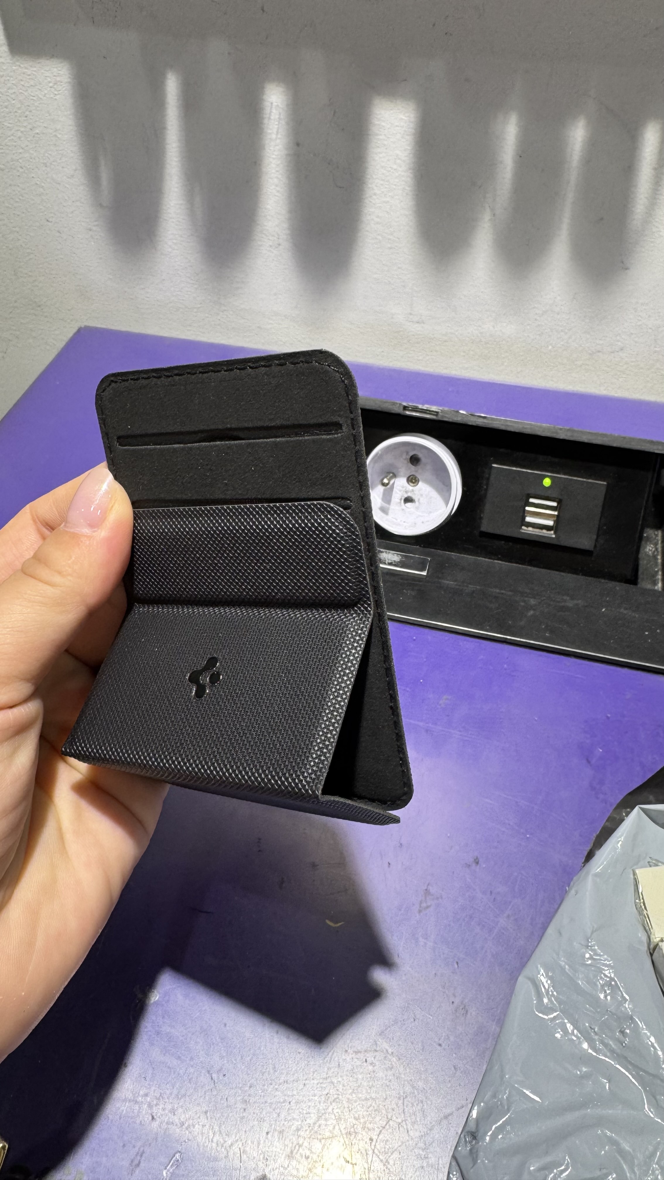 MagSafe кардхолдер и подставка 2в1 — карты и смартфон всегда под рукой