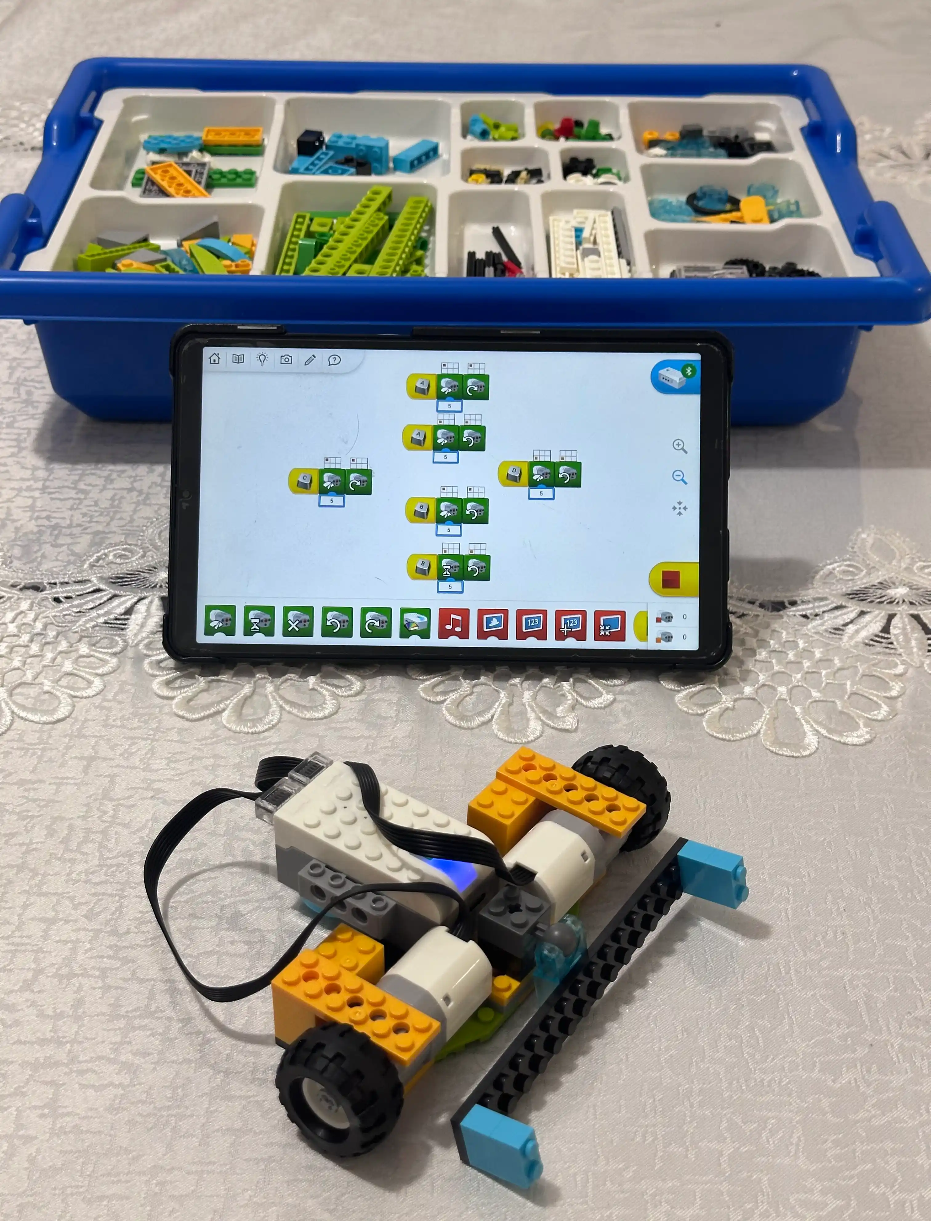 LEGO WeDo 2.0 konstruktori, akkumulyator va 2 ta motorchikli – robototexnika, 800+ model