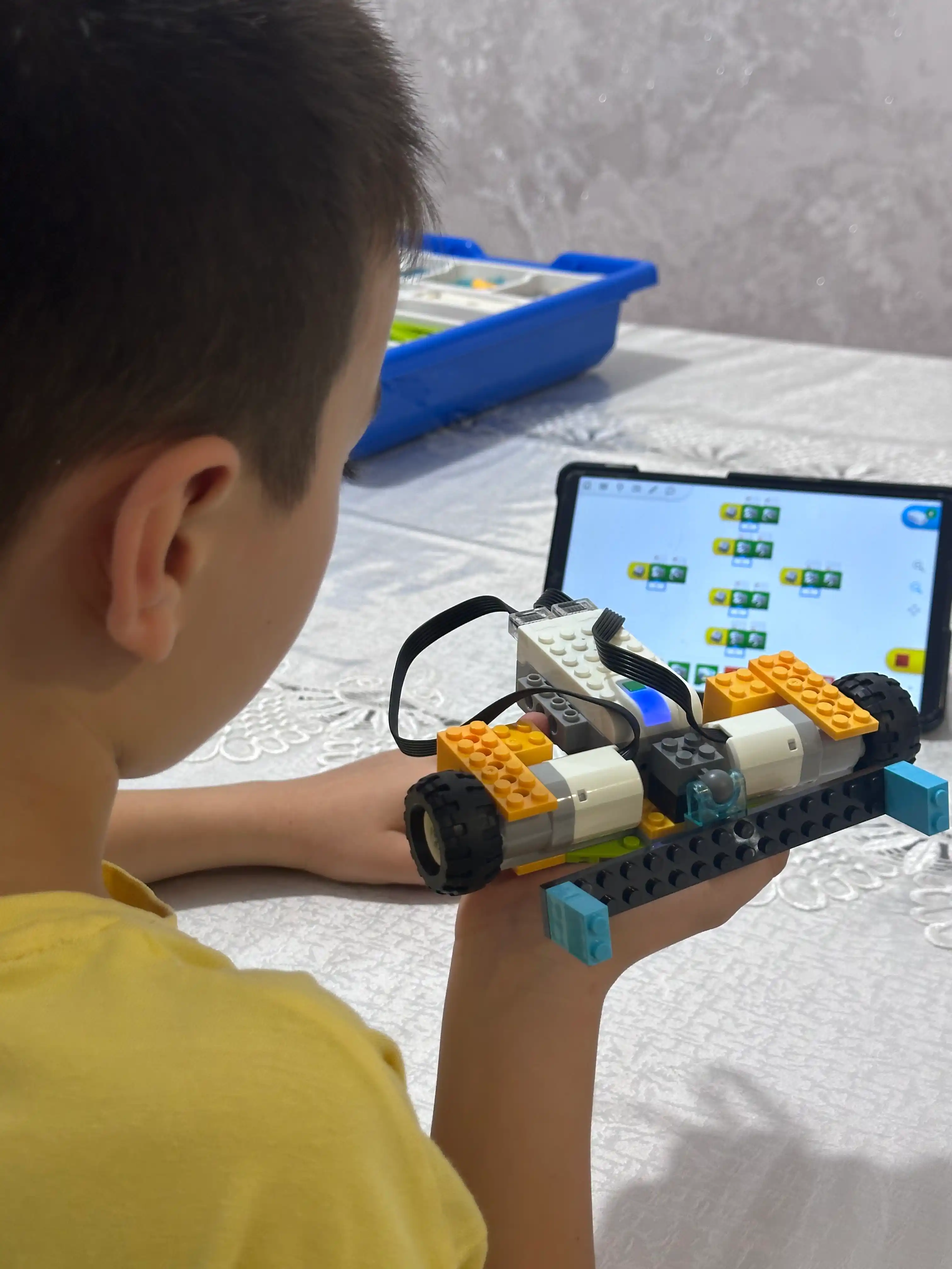 LEGO WeDo 2.0 konstruktori, akkumulyator va 2 ta motorchikli – robototexnika, 800+ model