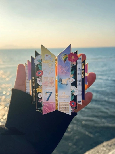 BTS kolleksiyabop nishoni, BTS metall otkritkasi, BTS esdalik aksessuari