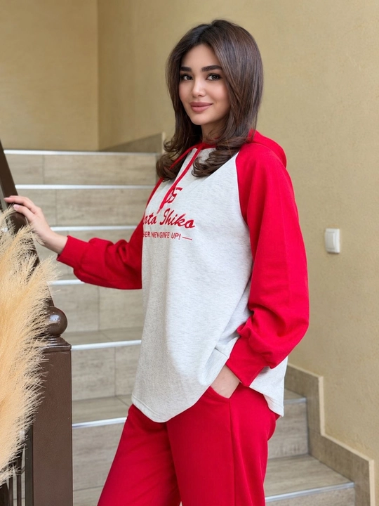Ayollar ikkiligi, sport ikkiligi— yumshoq matoli, erkin bichimli va qulay kostyum