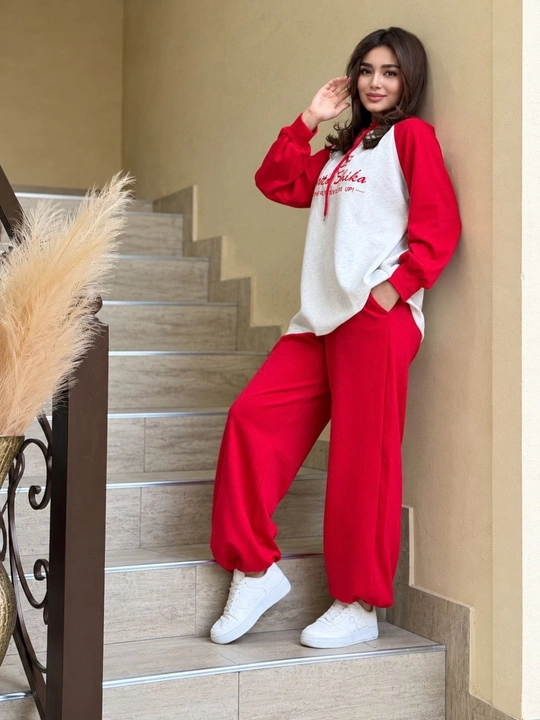 Ayollar ikkiligi, sport ikkiligi— yumshoq matoli, erkin bichimli va qulay kostyum