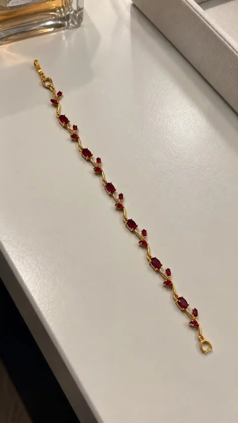 Ayollar va qizlar uchun lola gullari tushirilgan bilaguzuk