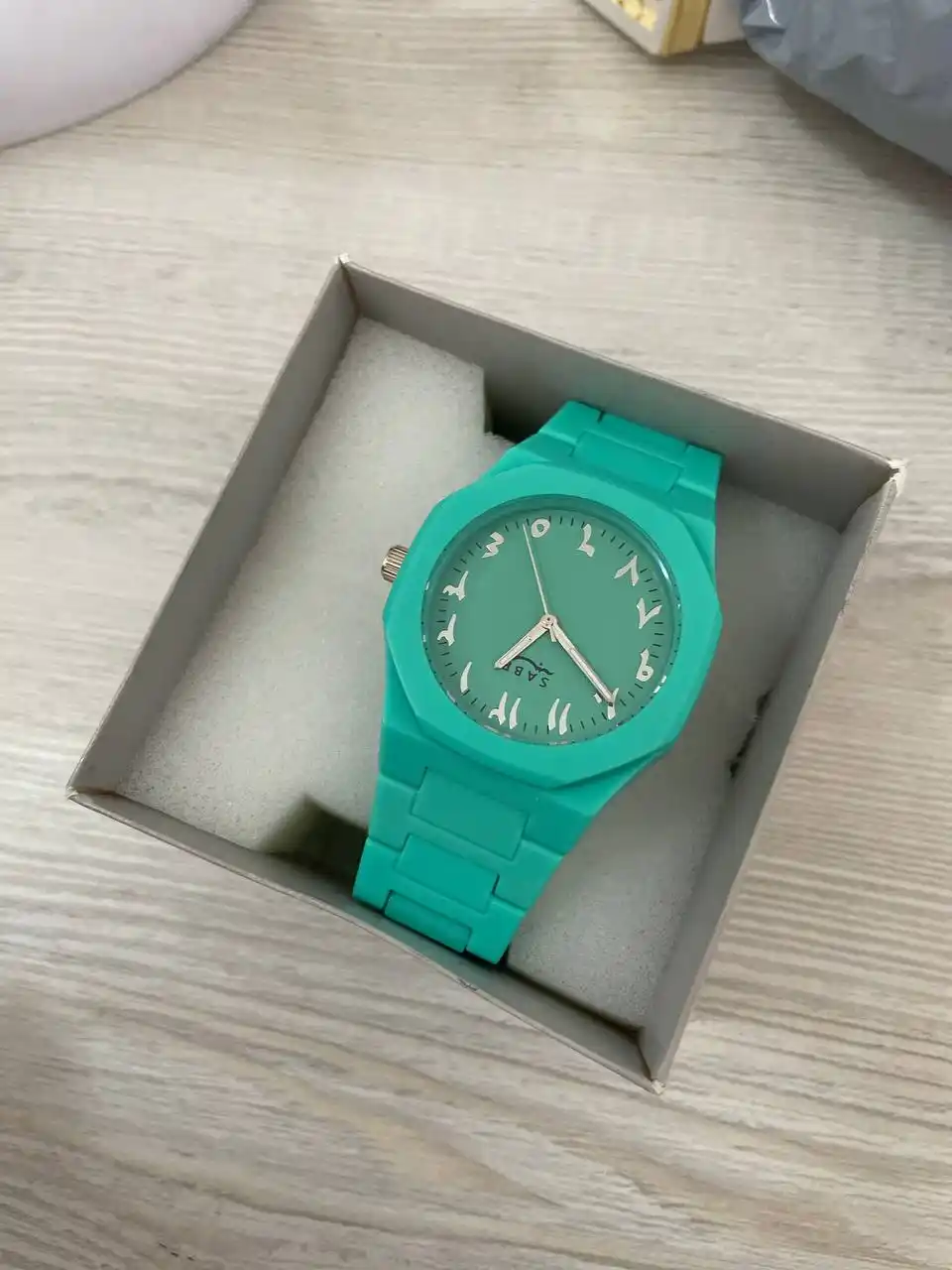 Arab Aura erkaklar soati - minimalist qora rangda, quti bilan