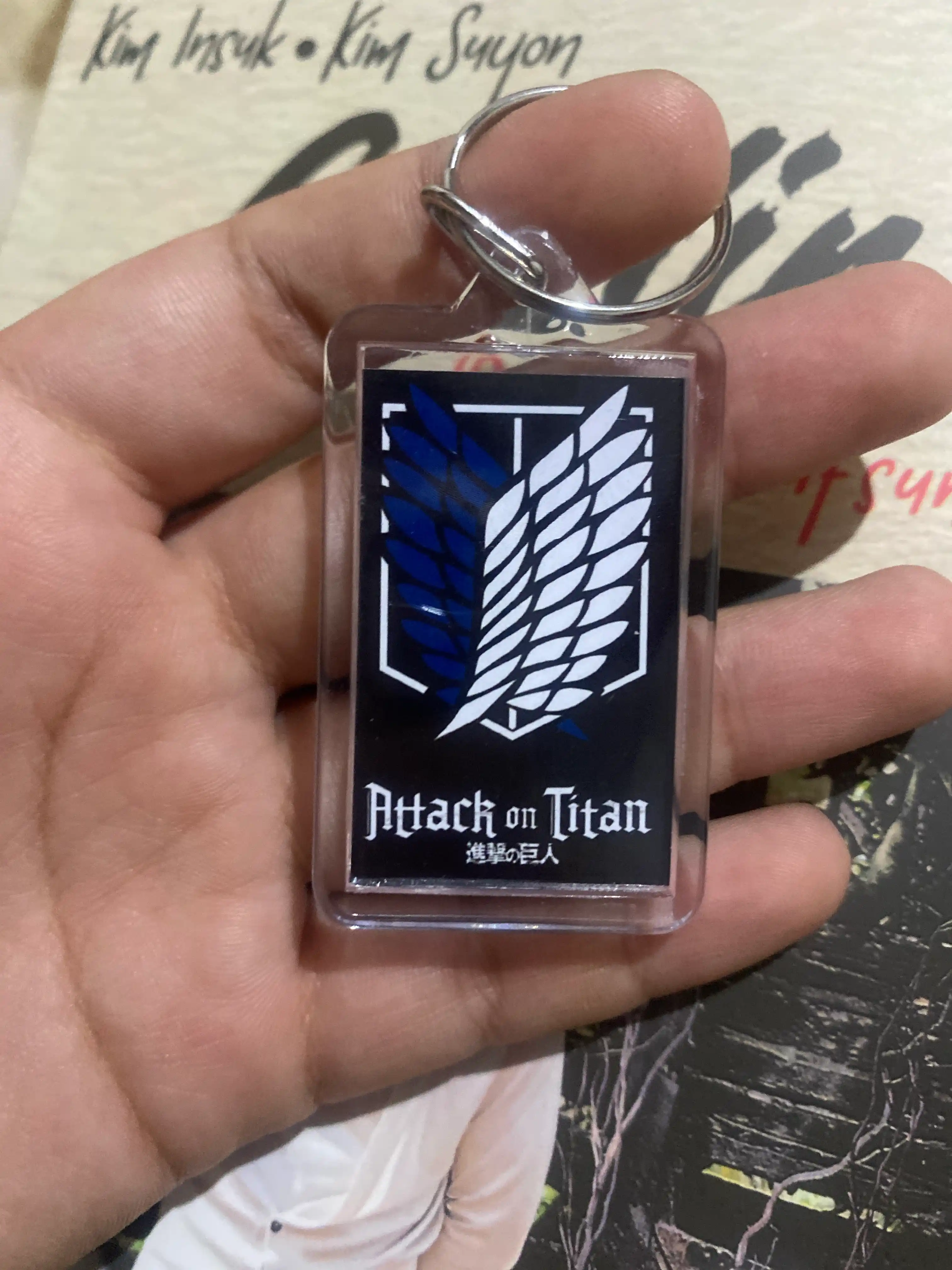 Titan hujumi breloki logotip