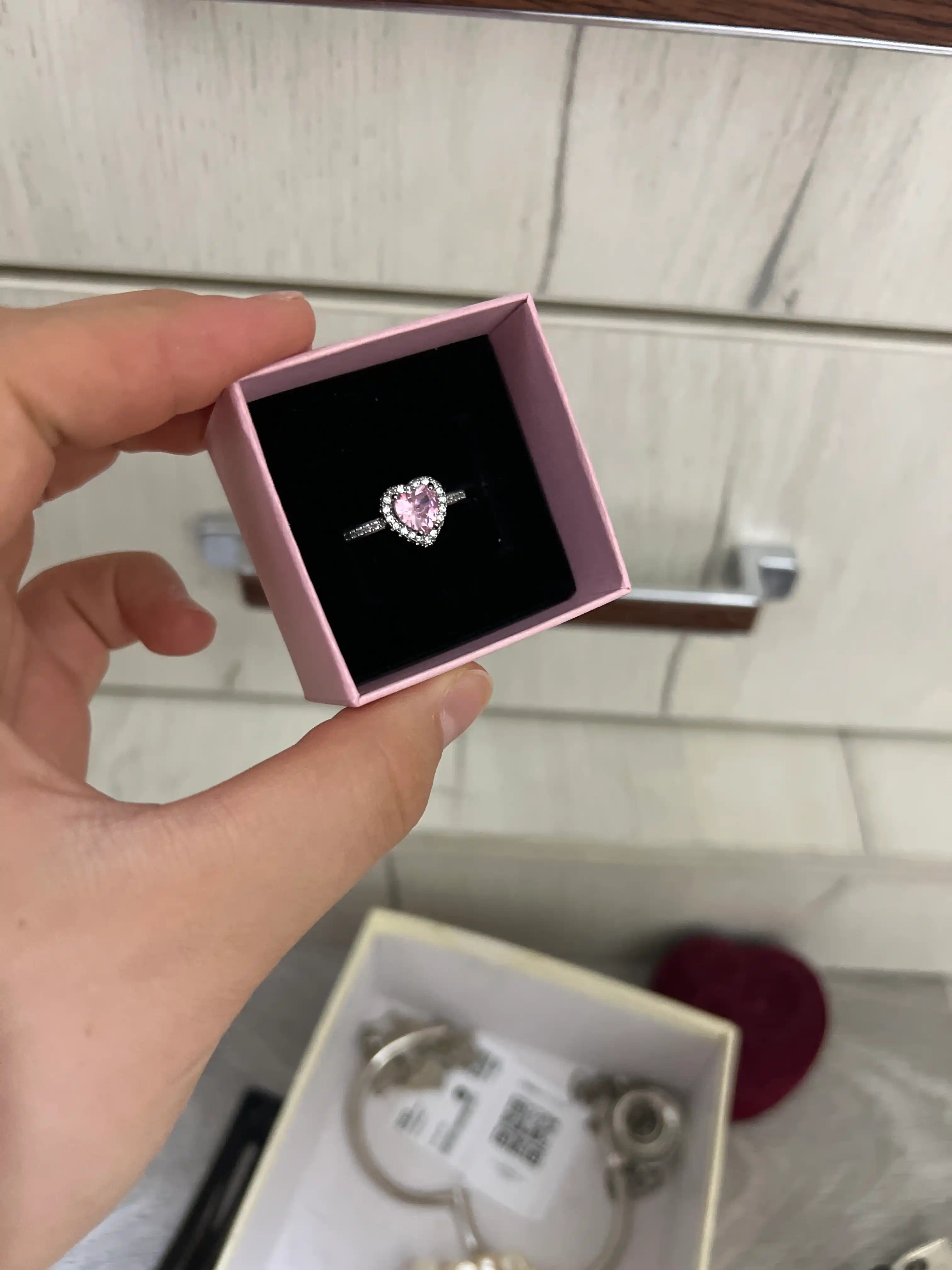 Кольцо Pandora, с розовым камнем в форме сердца, в коробочке для колец