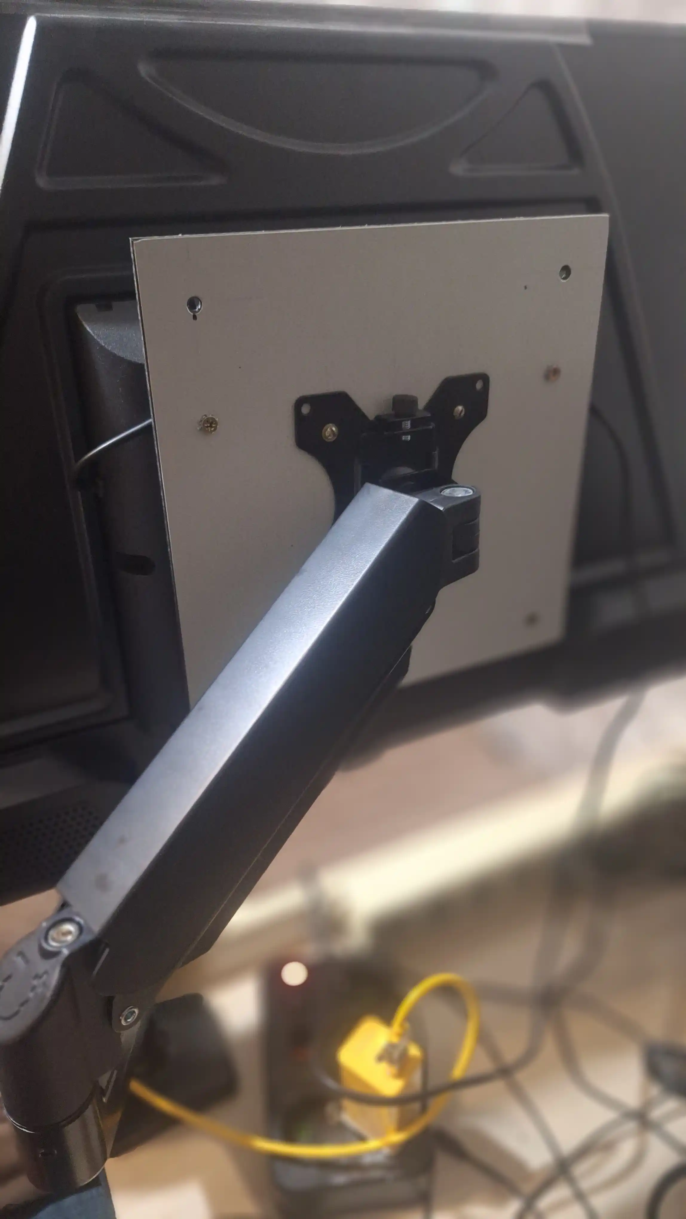Monitorlar uchun kronshteyn M1. Stolga buriluvchan kronshteyn, monitor uchun