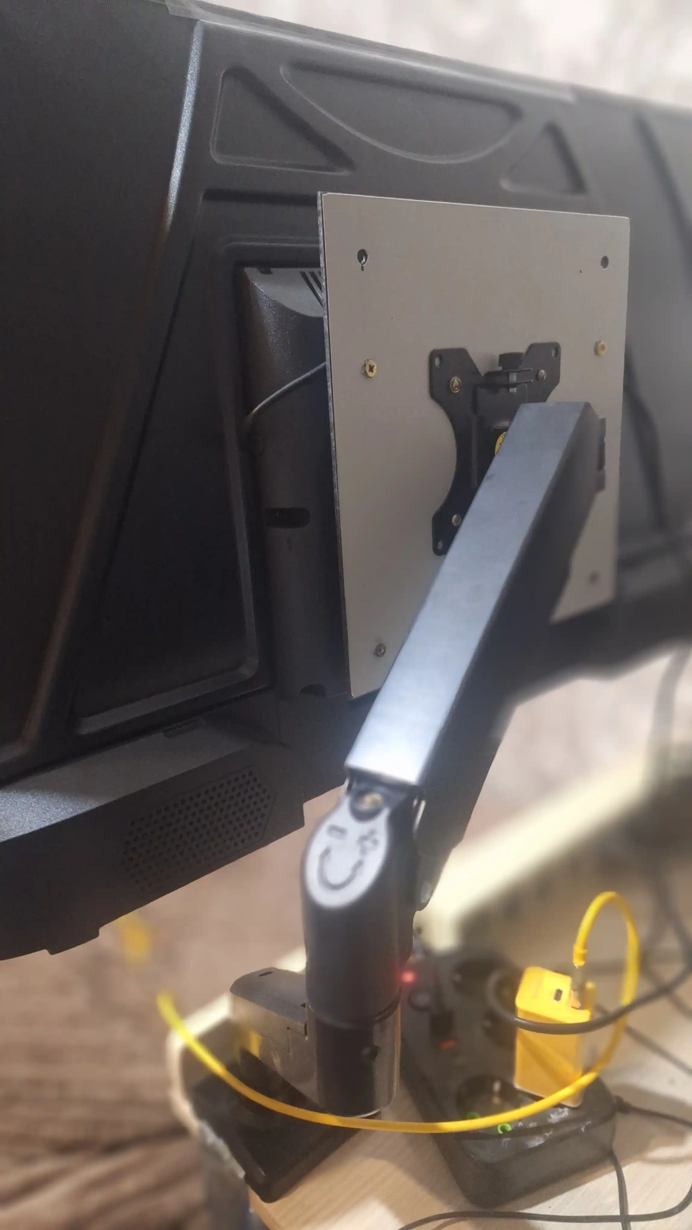 Monitorlar uchun kronshteyn M1. Stolga buriluvchan kronshteyn, monitor uchun
