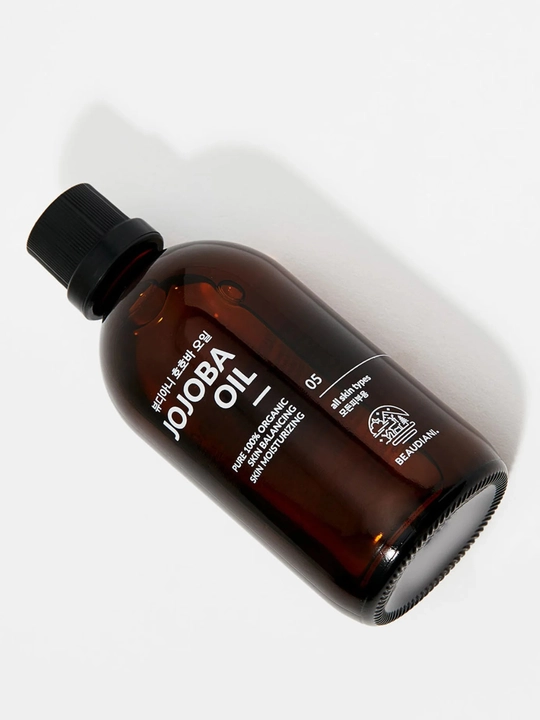 Jojoba moyi terini, sochlarni va tirnoqlarni namlash va oziqlantirish uchun