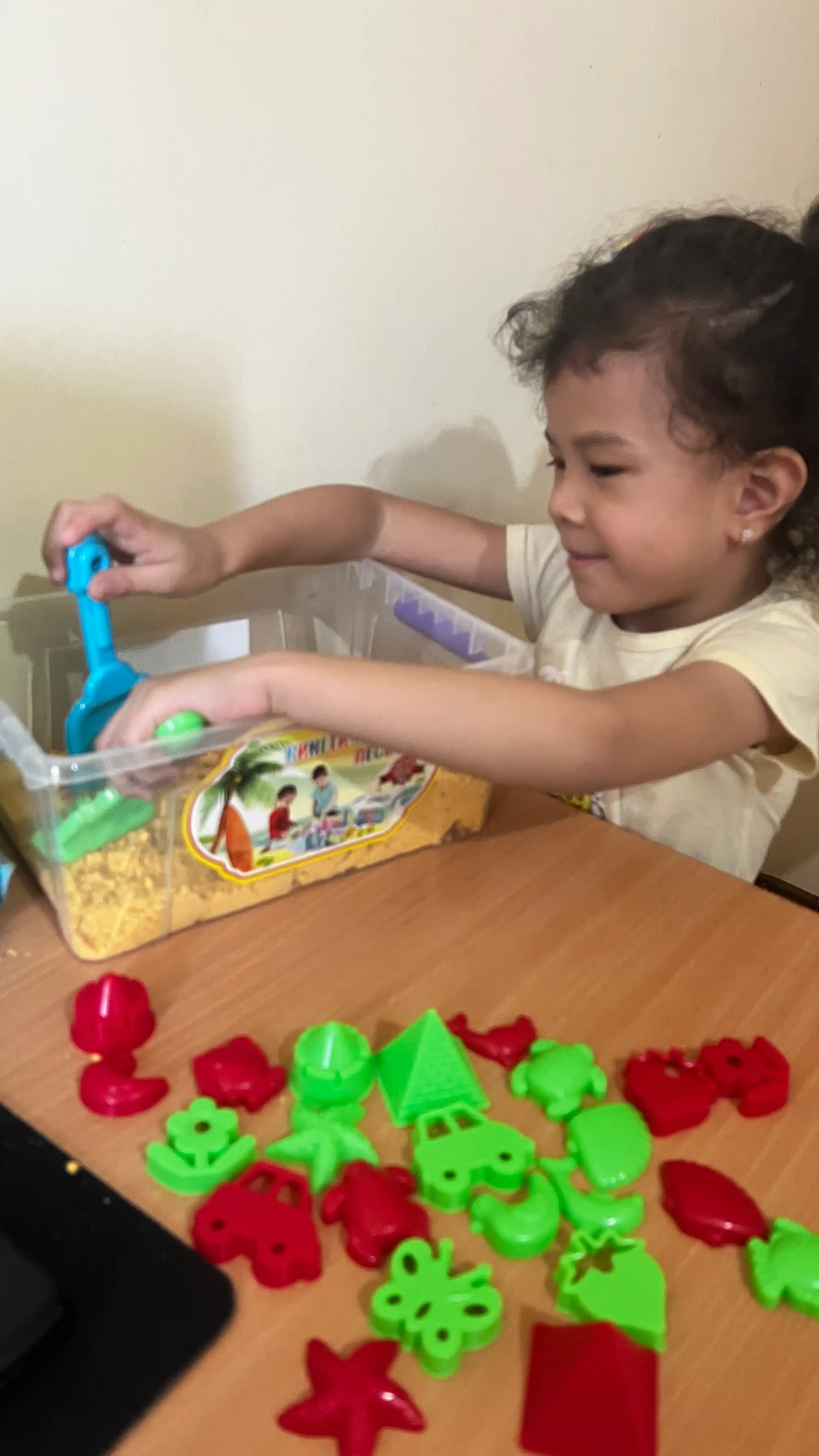 Kinetik qum - 1/2/4 kg, yasash va o‘ynash uchun to‘plam, shishiriladigan basseyn bilan