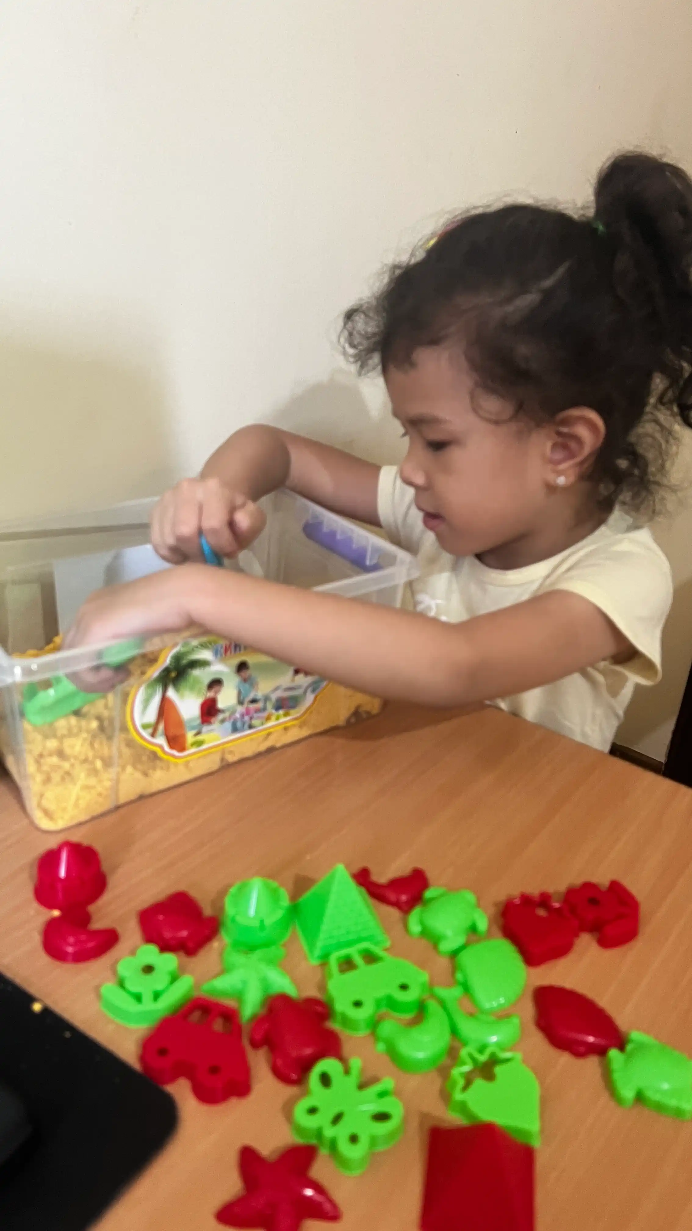 Kinetik qum - 1/2/4 kg, yasash va o‘ynash uchun to‘plam, shishiriladigan basseyn bilan