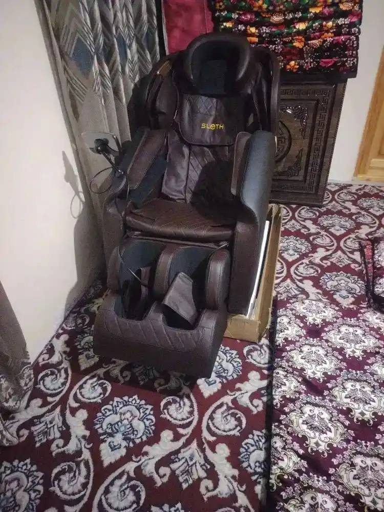 4D massaj kreslosi, nefrit roliklar va kompression tizim bilan, uy sharoitida massaj