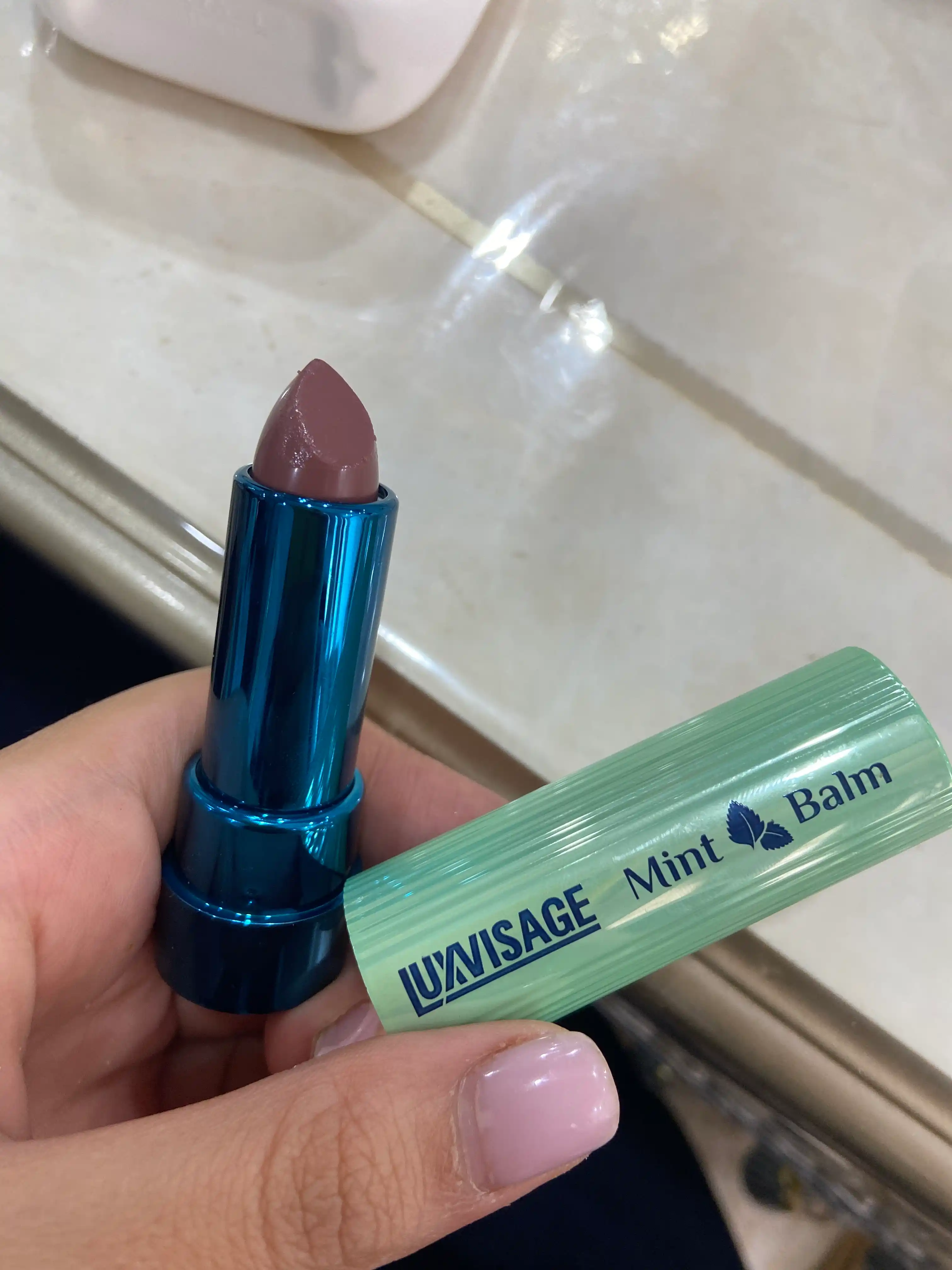LUXVISAGE Mint Balm lab bo‘yog‘i-balzami, namlantiruvchi ta’sirga ega