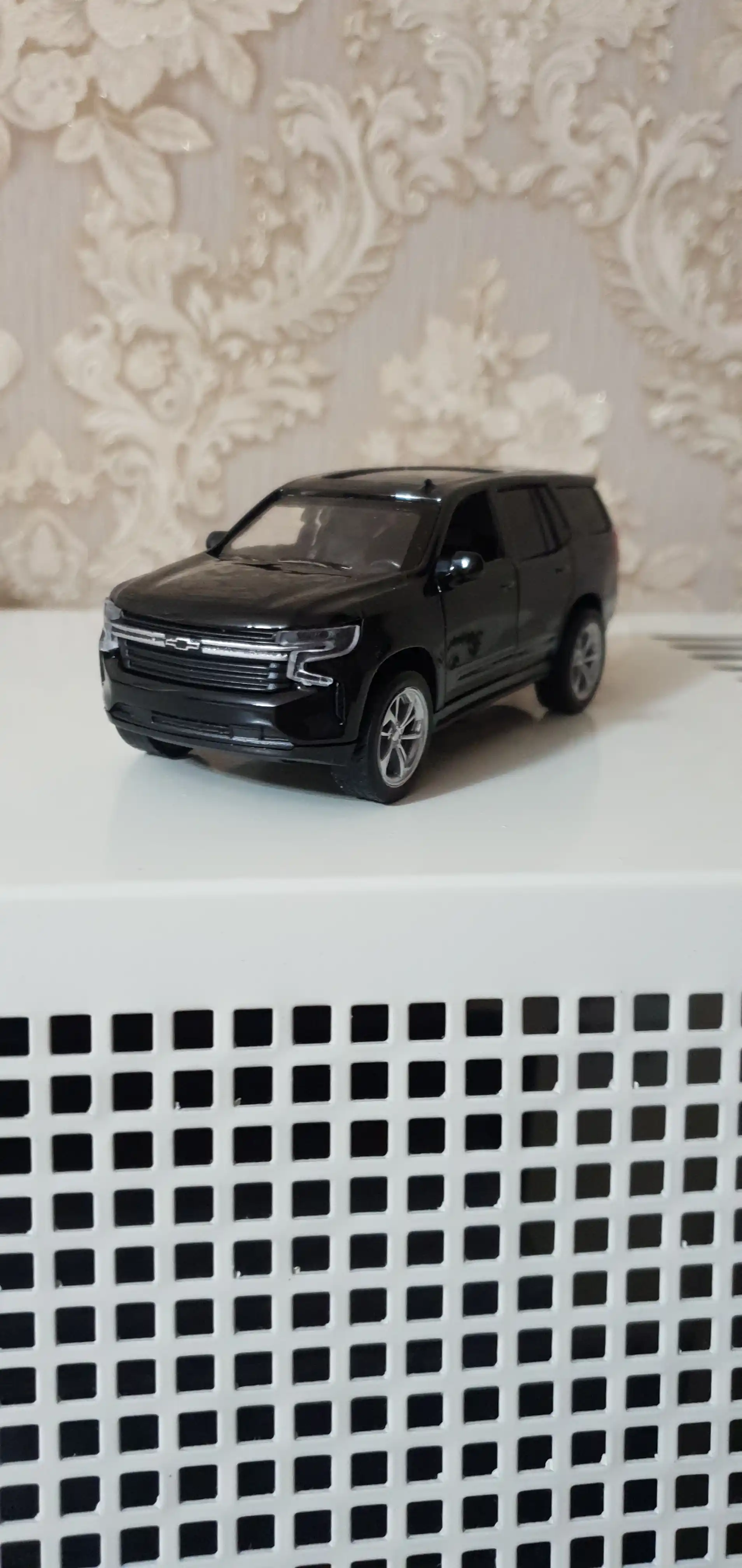 Металлическая машина Tahoe со звуком, светом, музыкой и открывающимися дверями