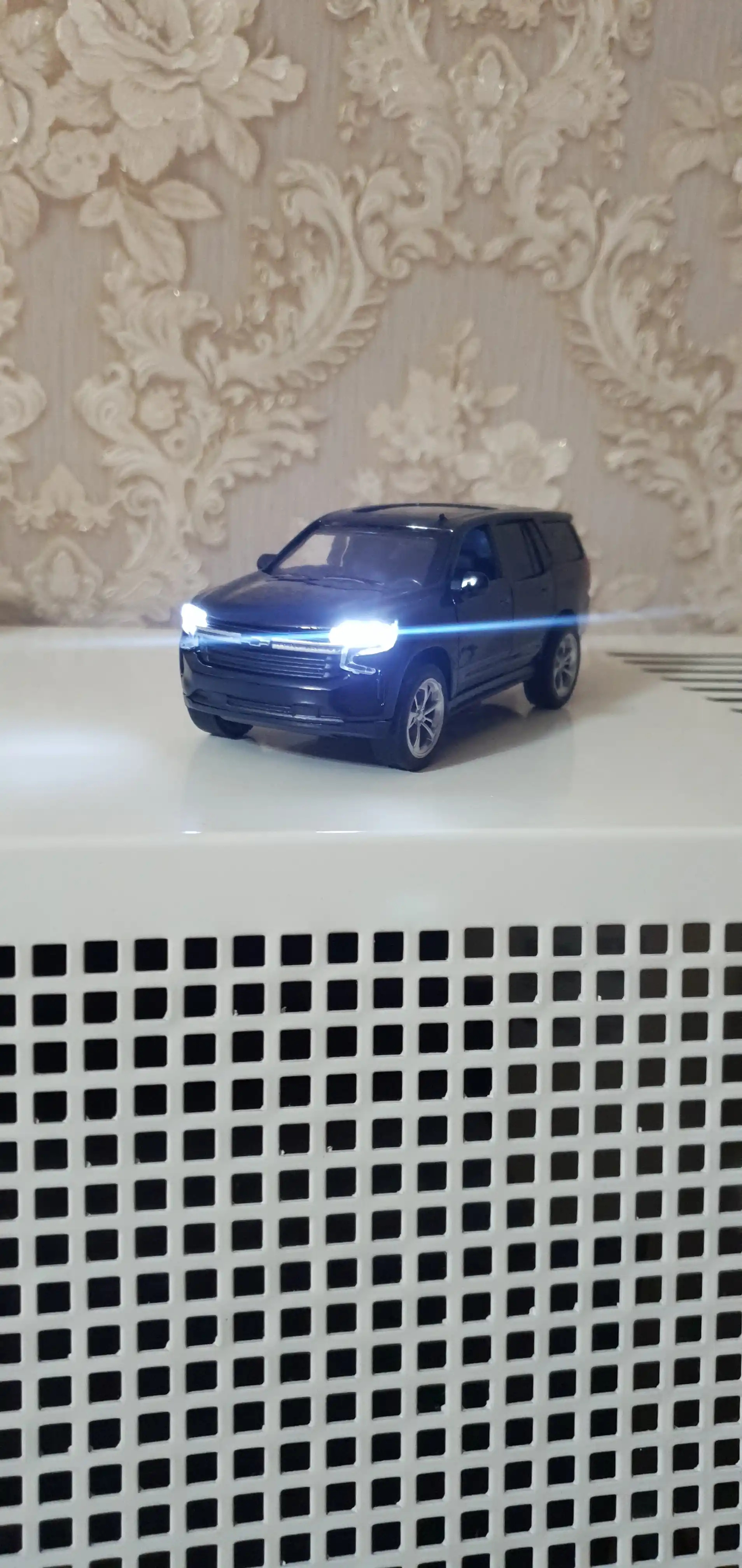 Металлическая машина Tahoe со звуком, светом, музыкой и открывающимися дверями