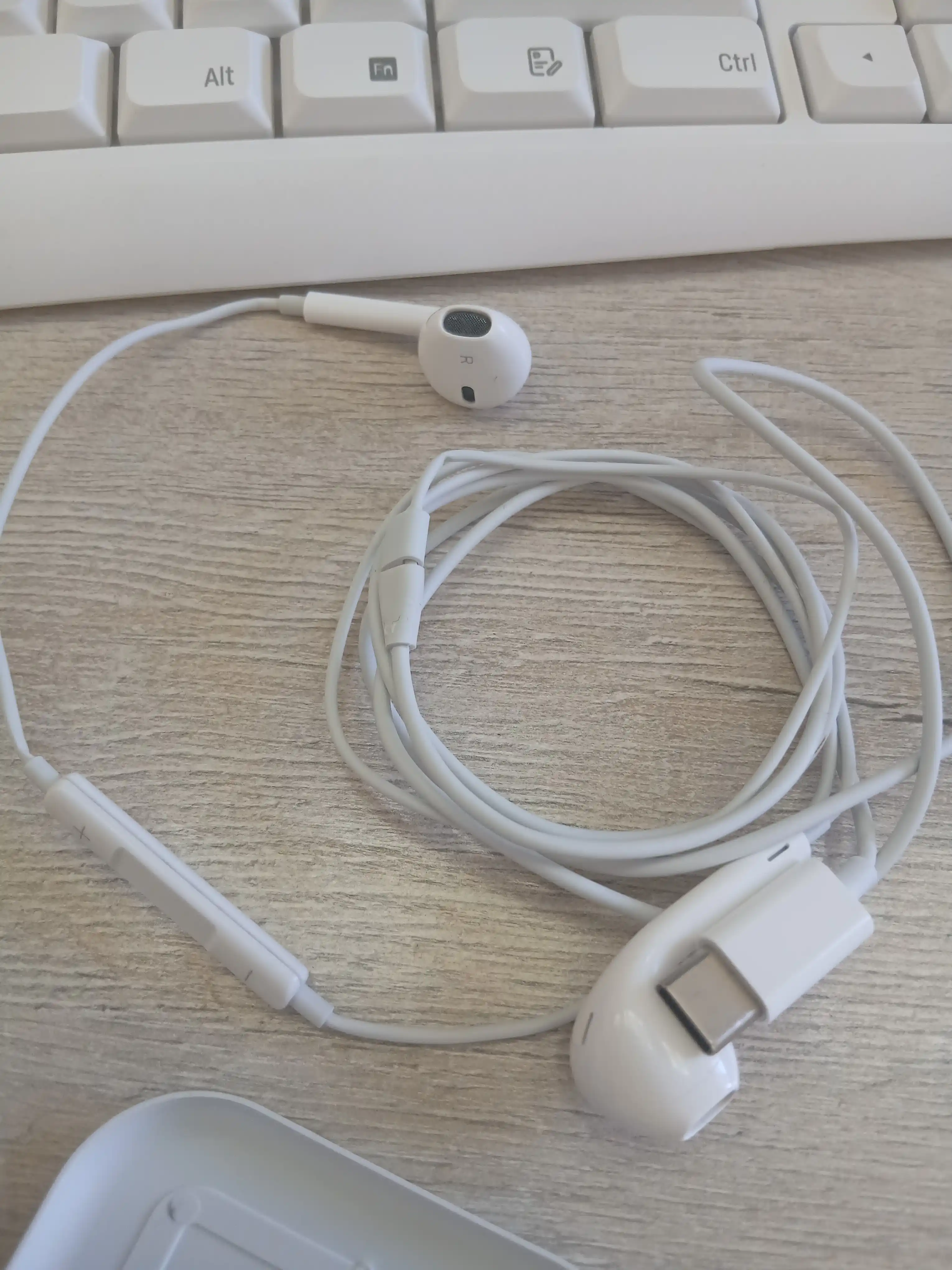 Simli quloqchinlar Lightning va Type-C ulagichli, iPhone va android smartfonlari uchun