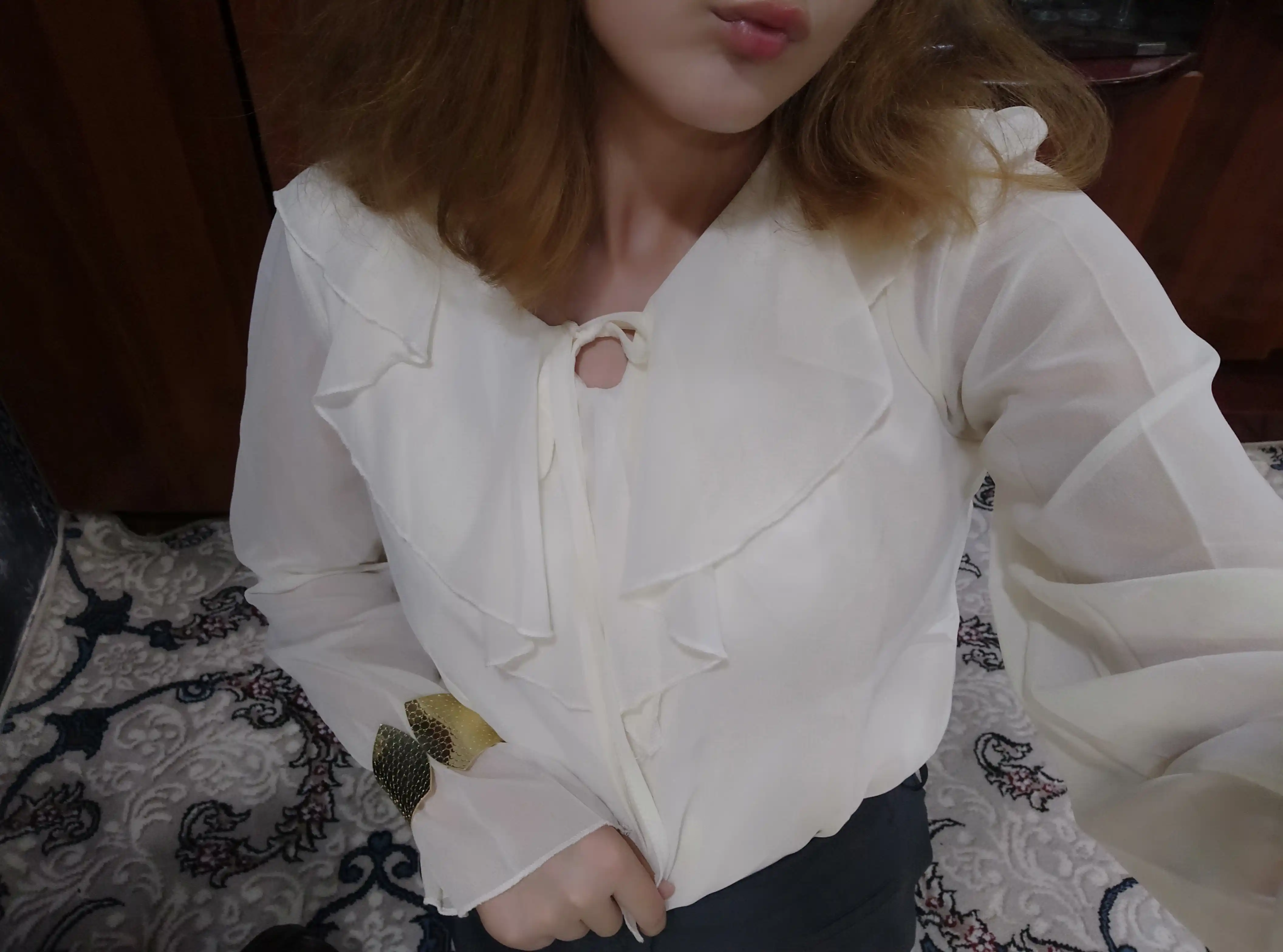 Ayollar uchun klassik uslubdagi oq ko‘ylak