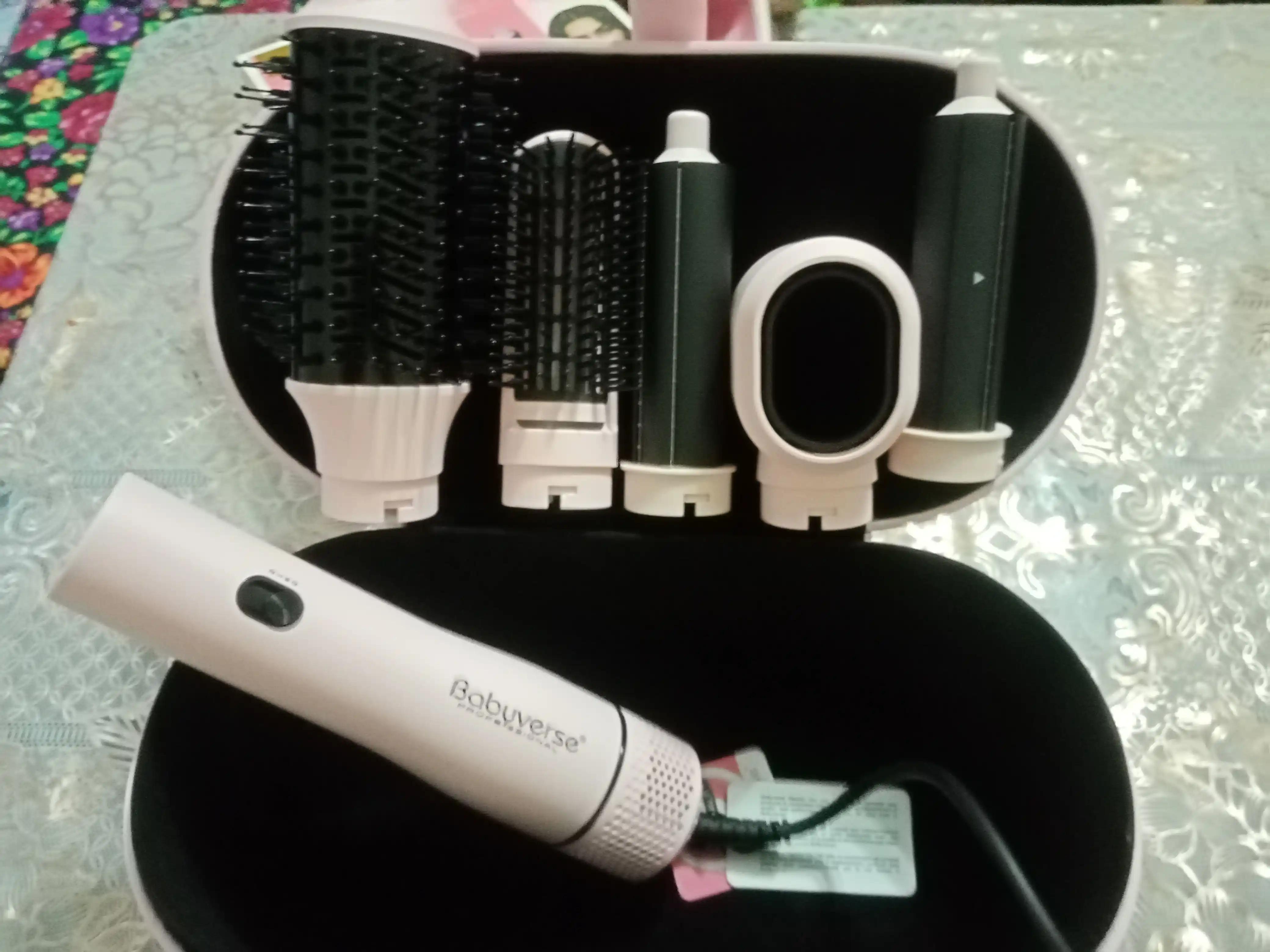 1200 Vt quvvatli Dyson Babyverse soch stileri, "5 da 1" va "7 da 1" komplektatsiyasida