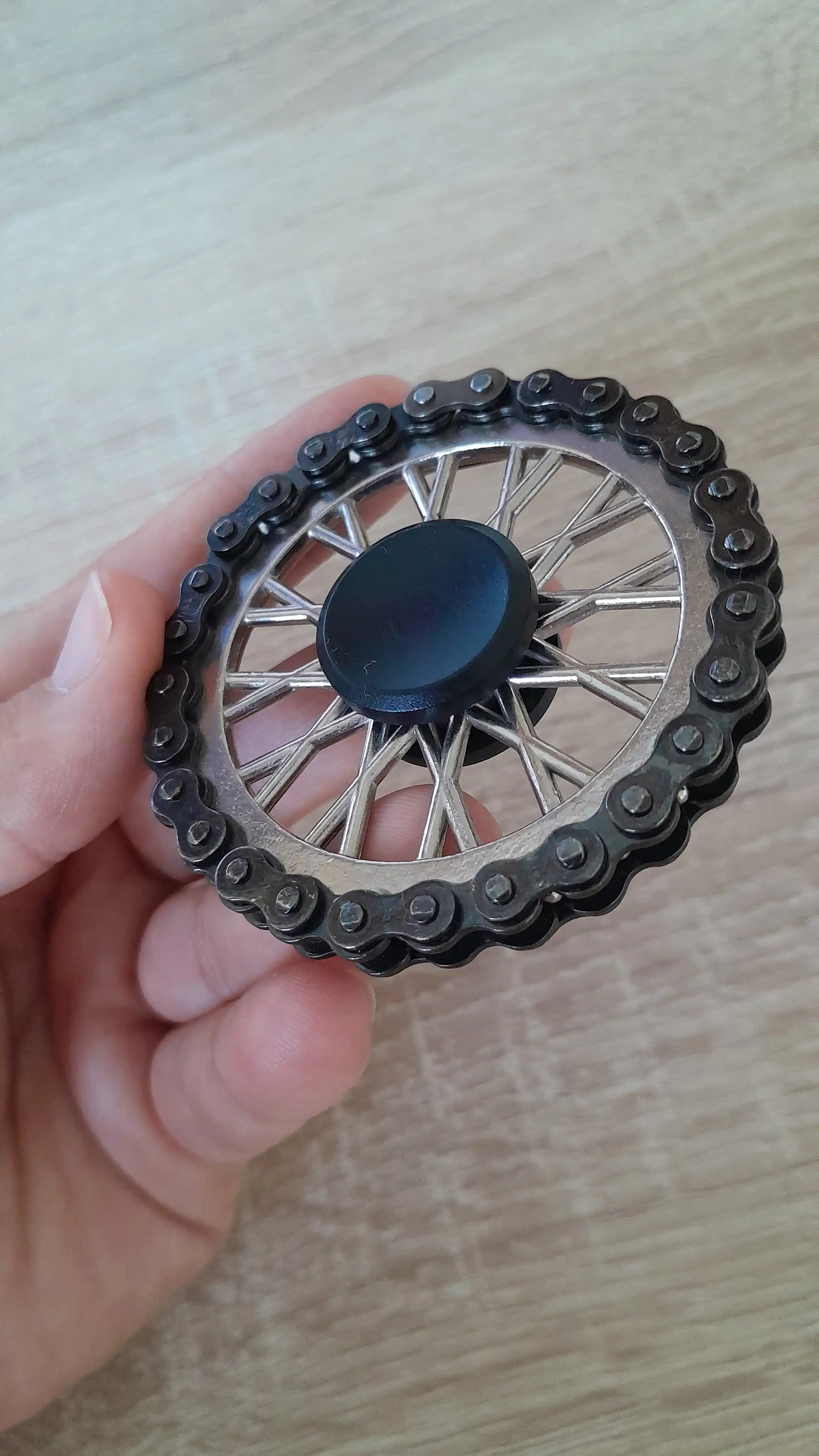 Metall antistress spinner zanjirli va tishli, qo‘l uchun dumaloq fidjet spinner