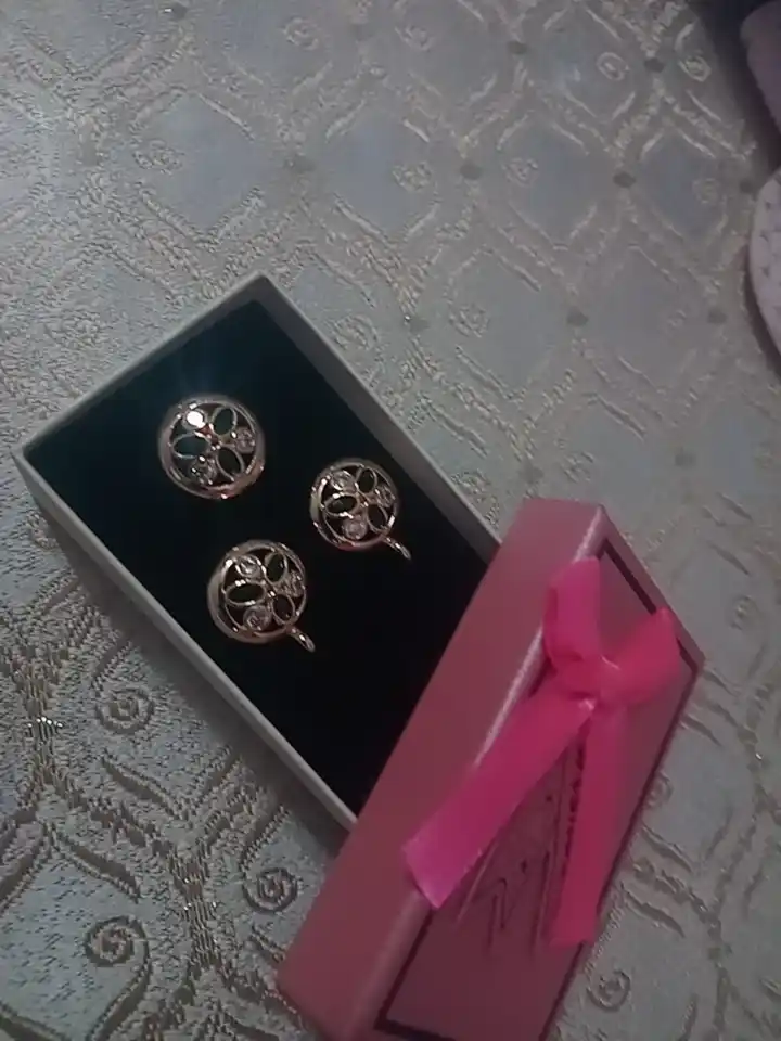 Ayollar uchun Xuping Stainless Steel to‘plami: sovg‘a qutisidagi zirak va uzuk