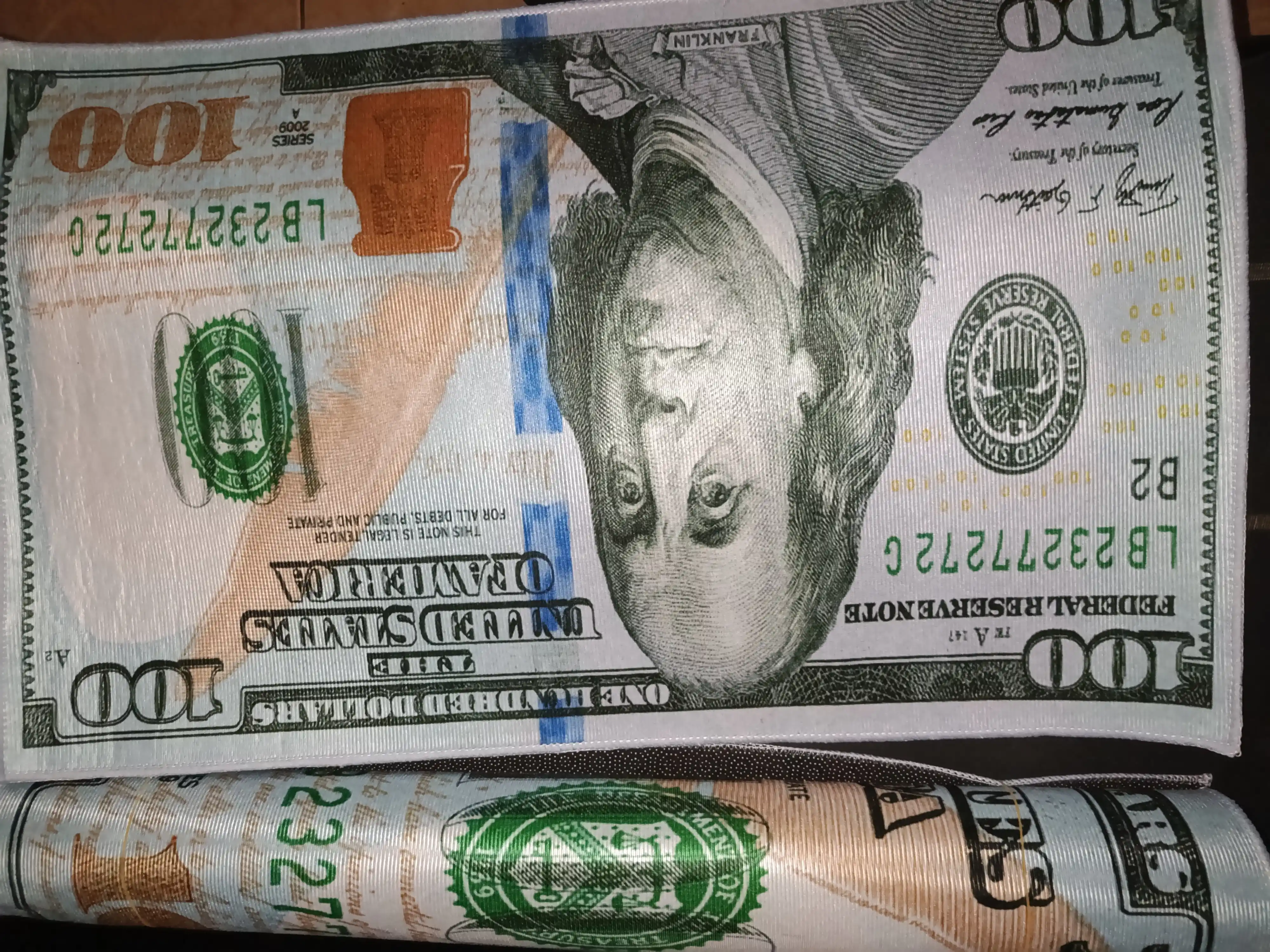 Gilamcha 100 dollar ko'rinishda, dekorativ, xonaga