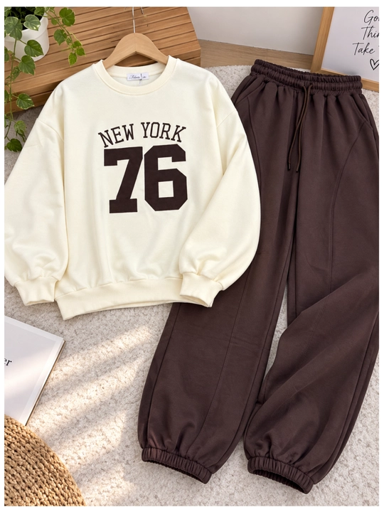 Мягкий костюм: тёплый свитшот и удобные джоггеры, идеальный выбор для повседневного образа
