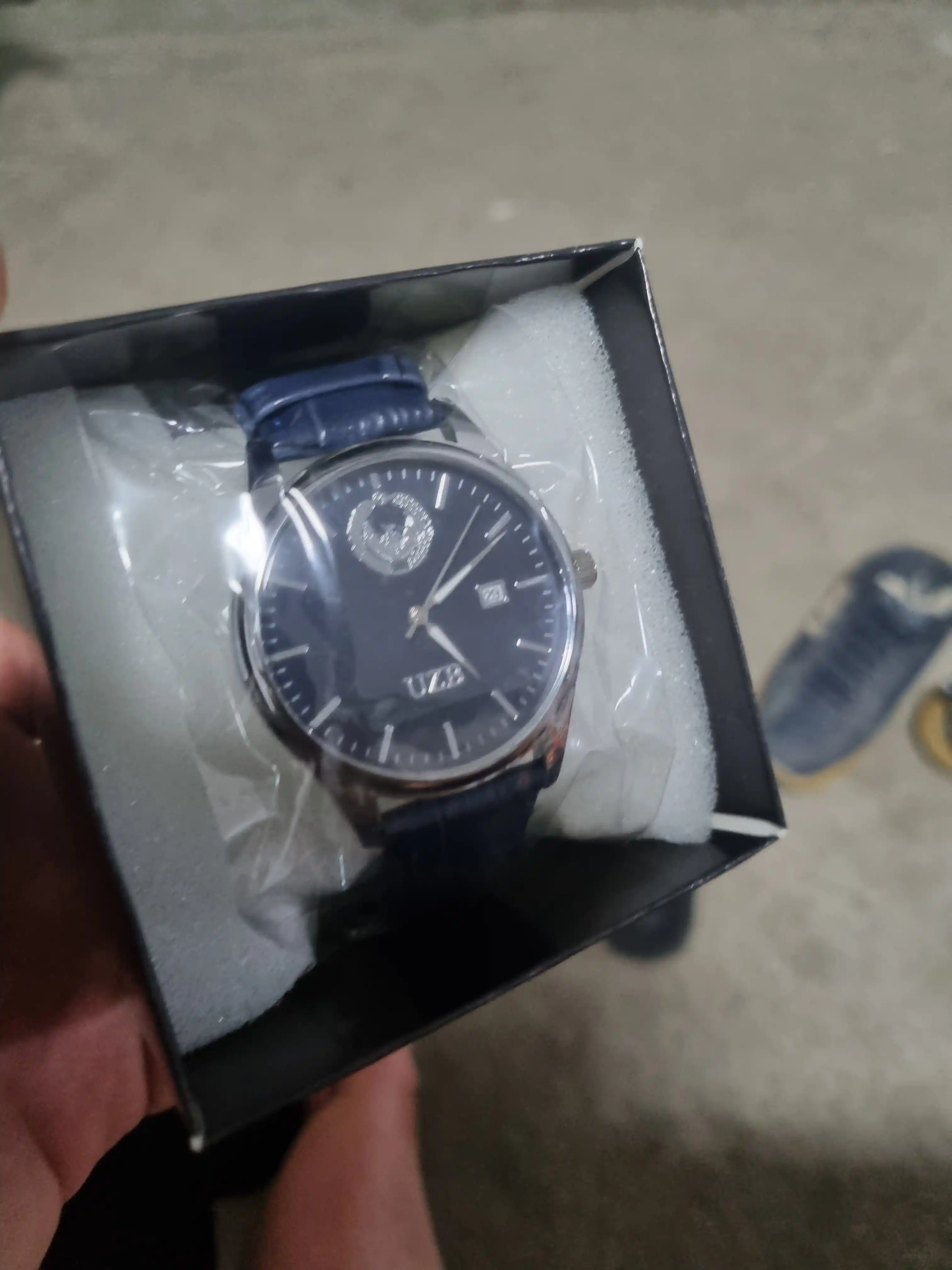 Erkaklar qo‘l soati UZB Classic, kvarts mexanizmli, charm tasmali, sana ko‘rsatkichli