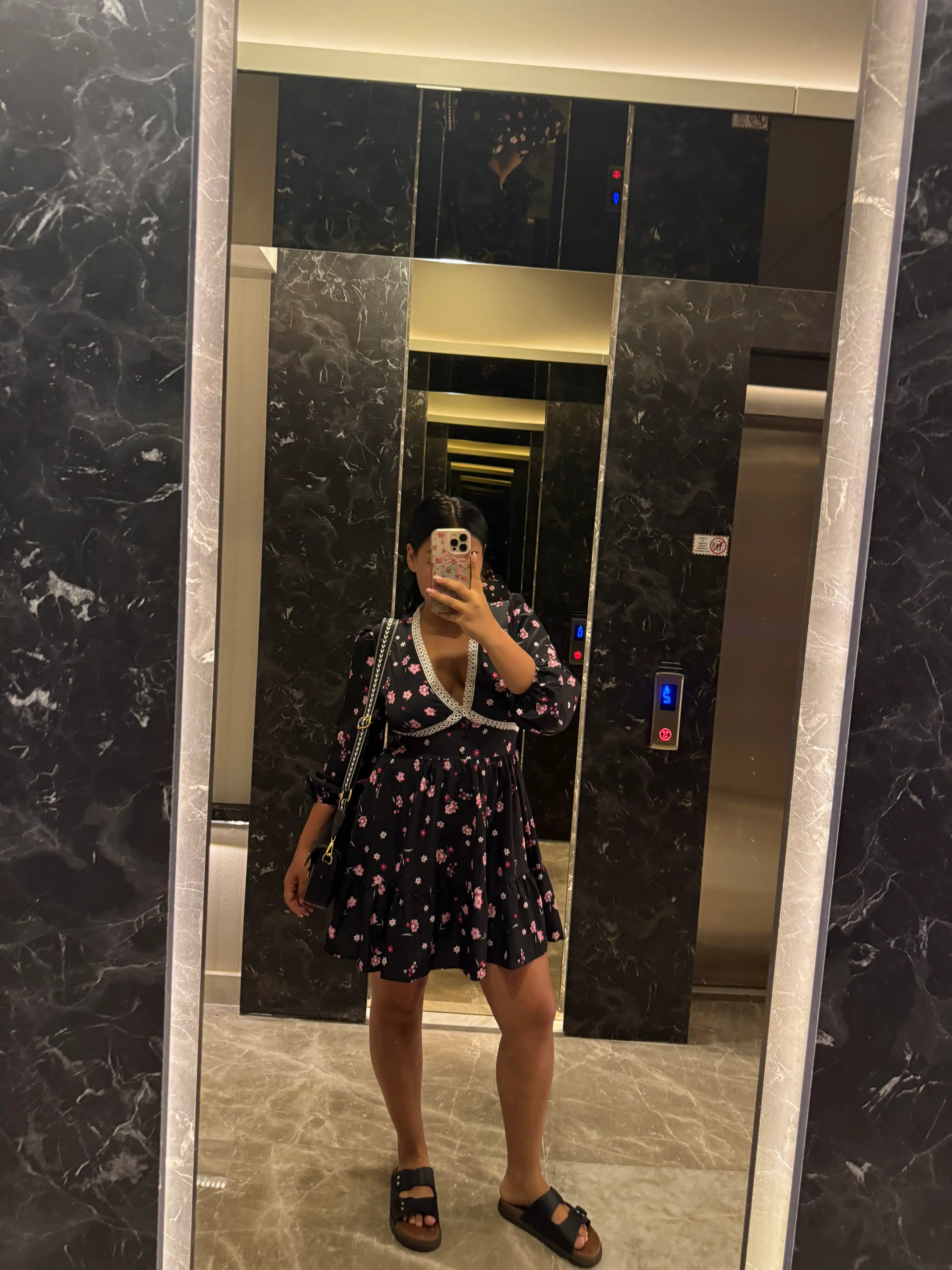 Платье женское, мини, с кружевной отделкой — EllyFashion