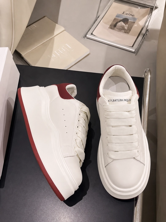 Kuzgi krossovkalar ayollar va qizlar uchun, Alexander McQueen uslubida