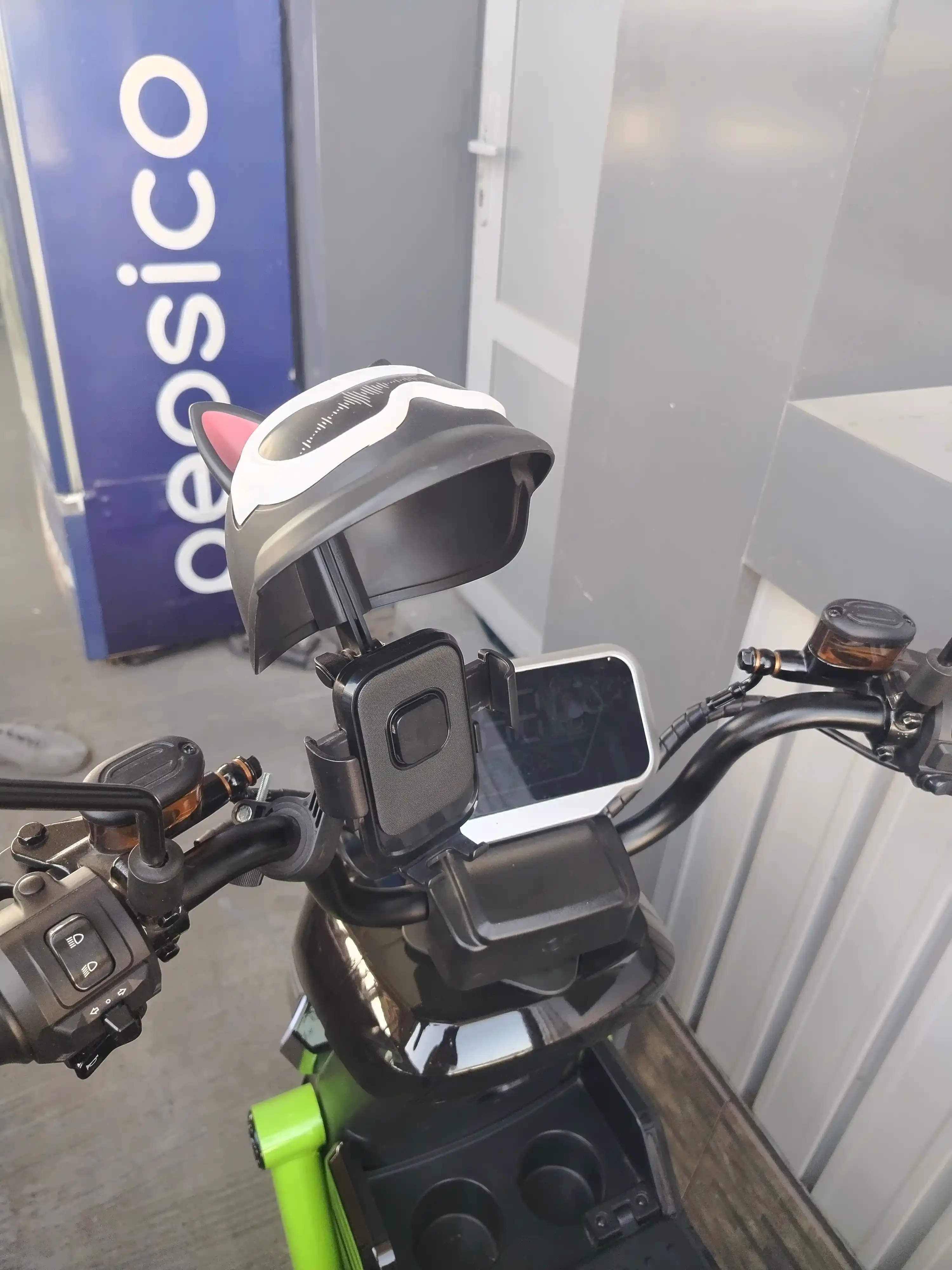 Velosiped, moped va samokat uchun soyabonli telefon tutqichi shlyapali dizayn