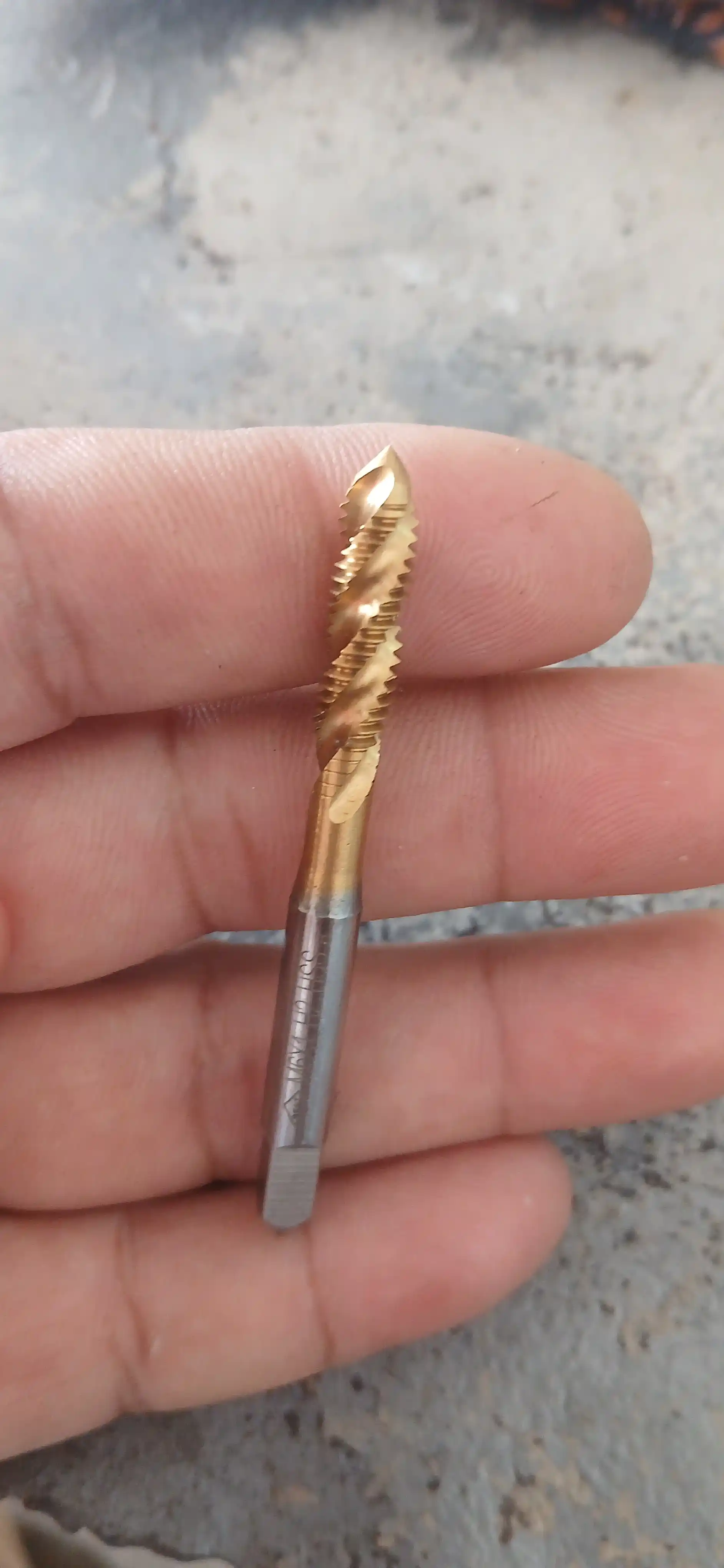 Ichki metrik rezba uchun HSS spiral mashina metchigi