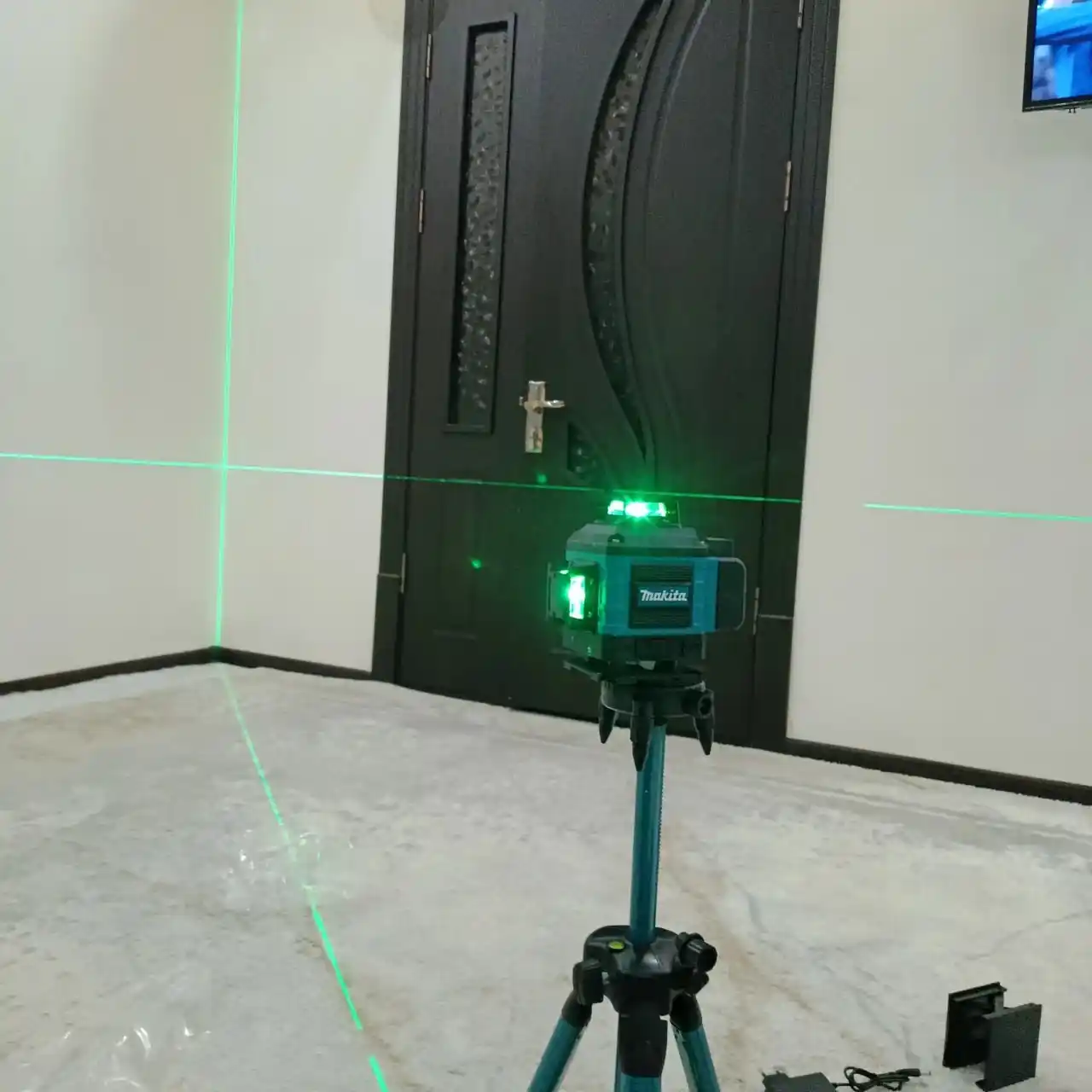 Лазерный уровень с штативом 4D 16L, управление через пульт