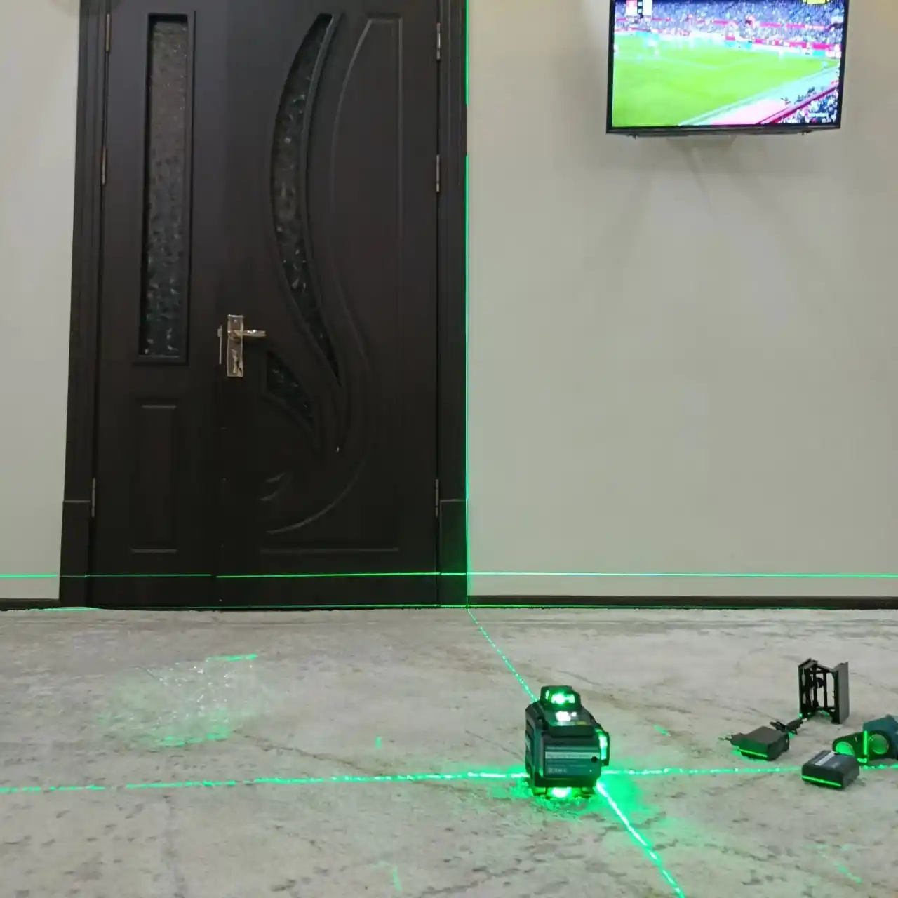 Лазерный уровень с штативом 4D 16L, управление через пульт