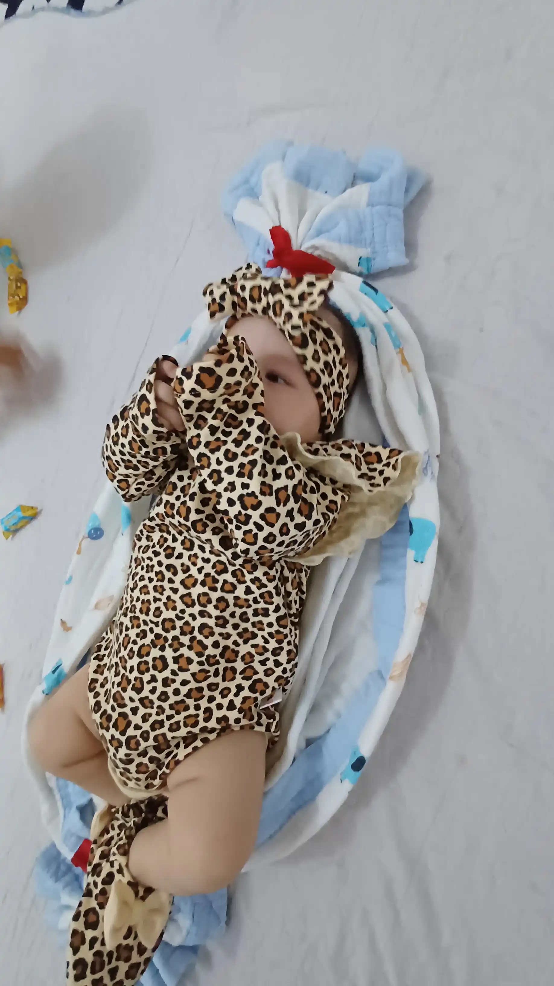Подарочный набор для малышки повязка - боди - пинетка