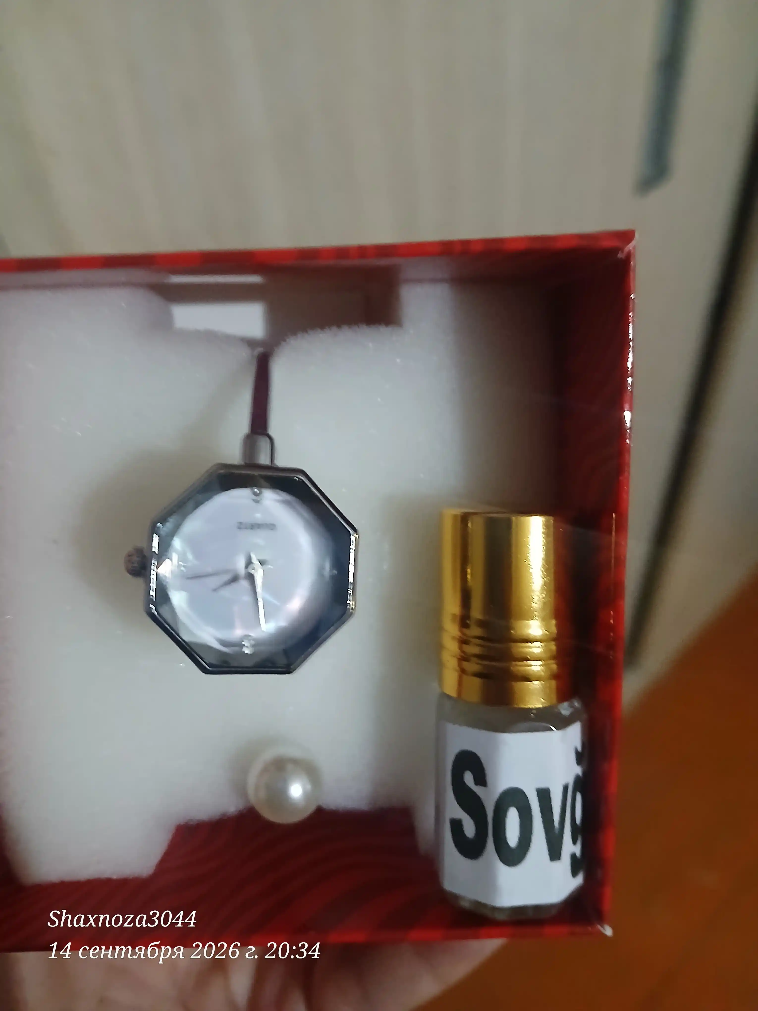 Qo'l soat ayollar uchun, kvars mexanizmli. Ayollar soati bilakuzuk tasmali, sovg'a qutida