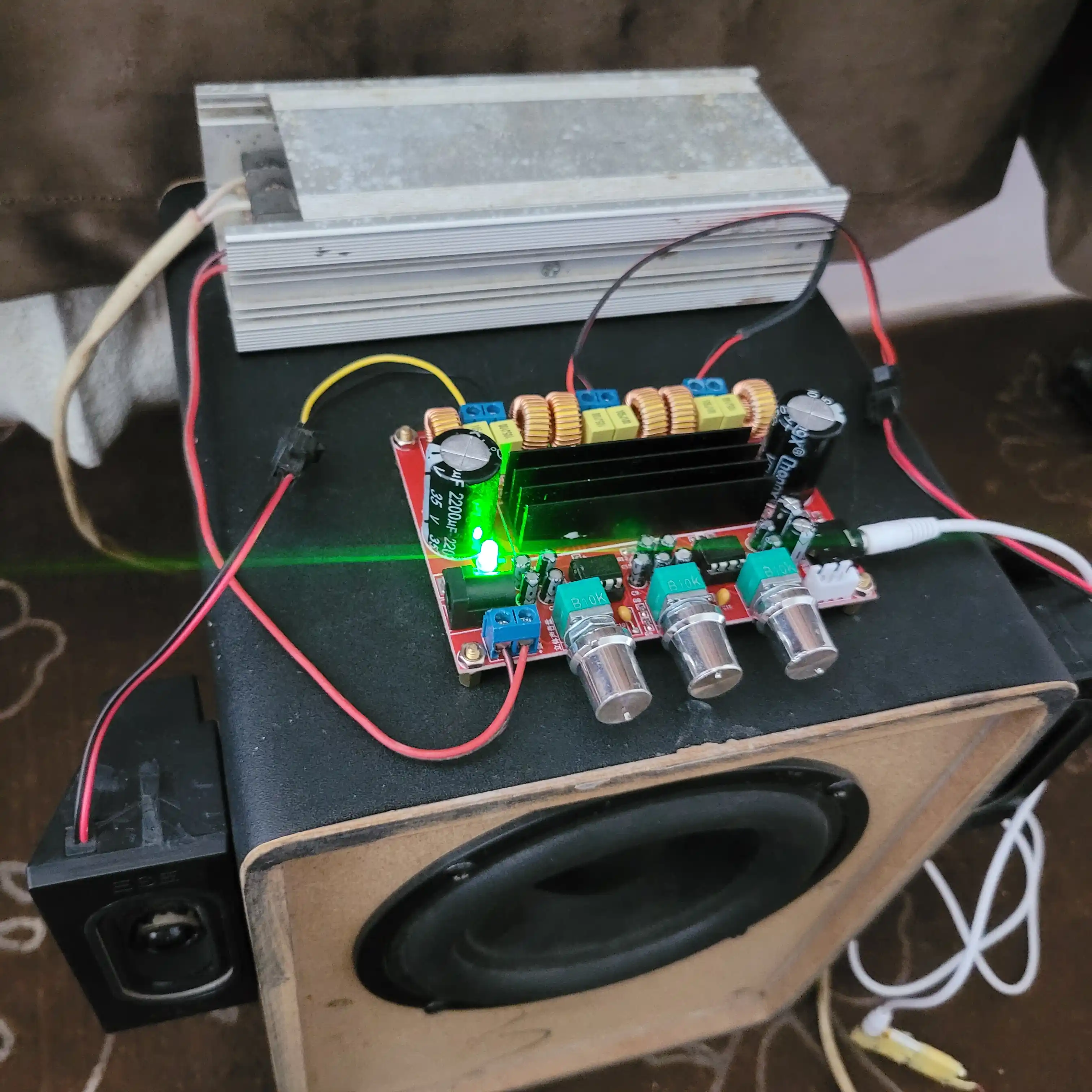 CS3835EO Аудиосистема 2.1: 2 × 60W стерео + 60W сабвуфер усилитель с выходом на сабвуфер