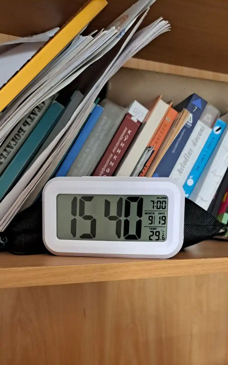 Elektron stol soati, yoritgich, termometr, budilnik, meteostansiya bilan