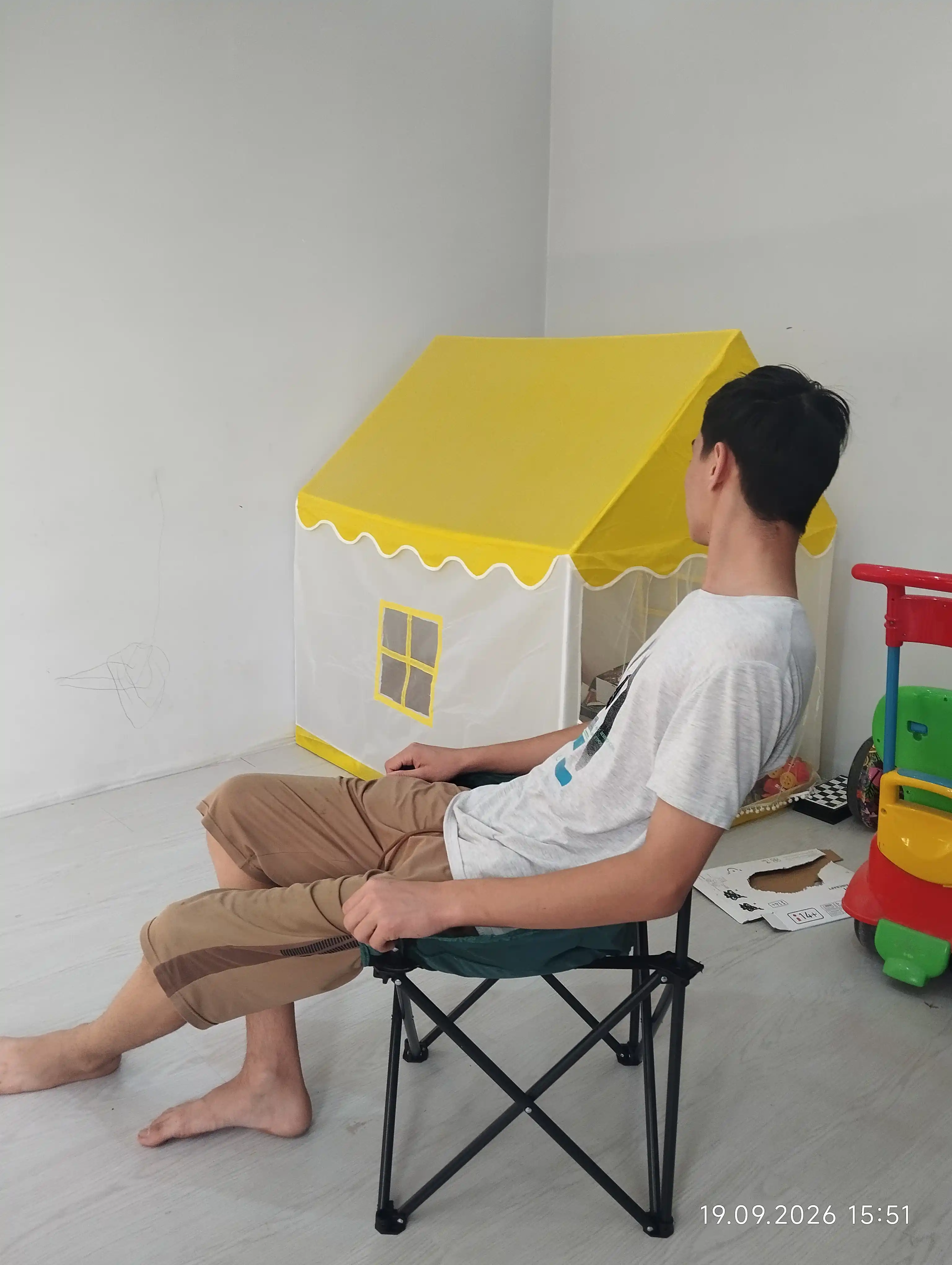 Piknic yig'iluvchi kemping stuli, yon cho'ntakli, turizm uchun yumshoq kreslo
