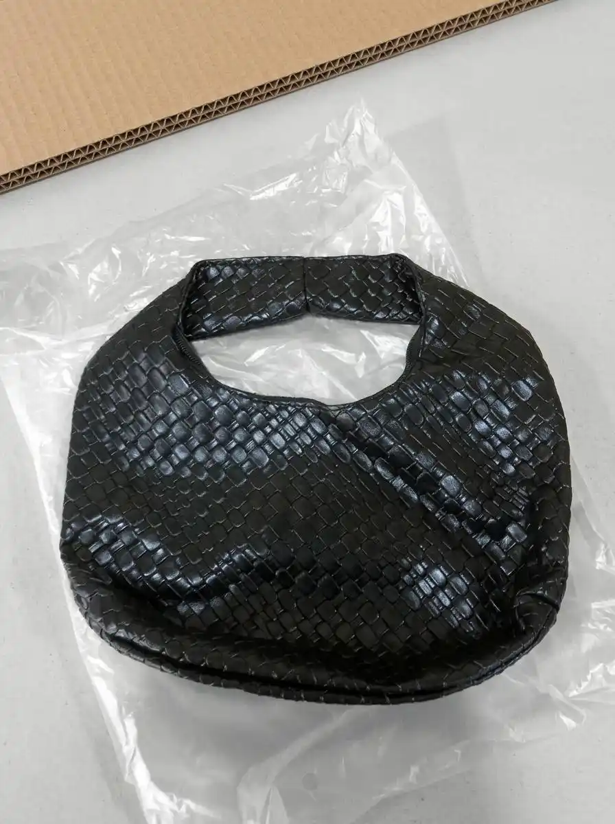 Ilon teksturali ayollar charm yelka sumkasi, Bottega Veneta