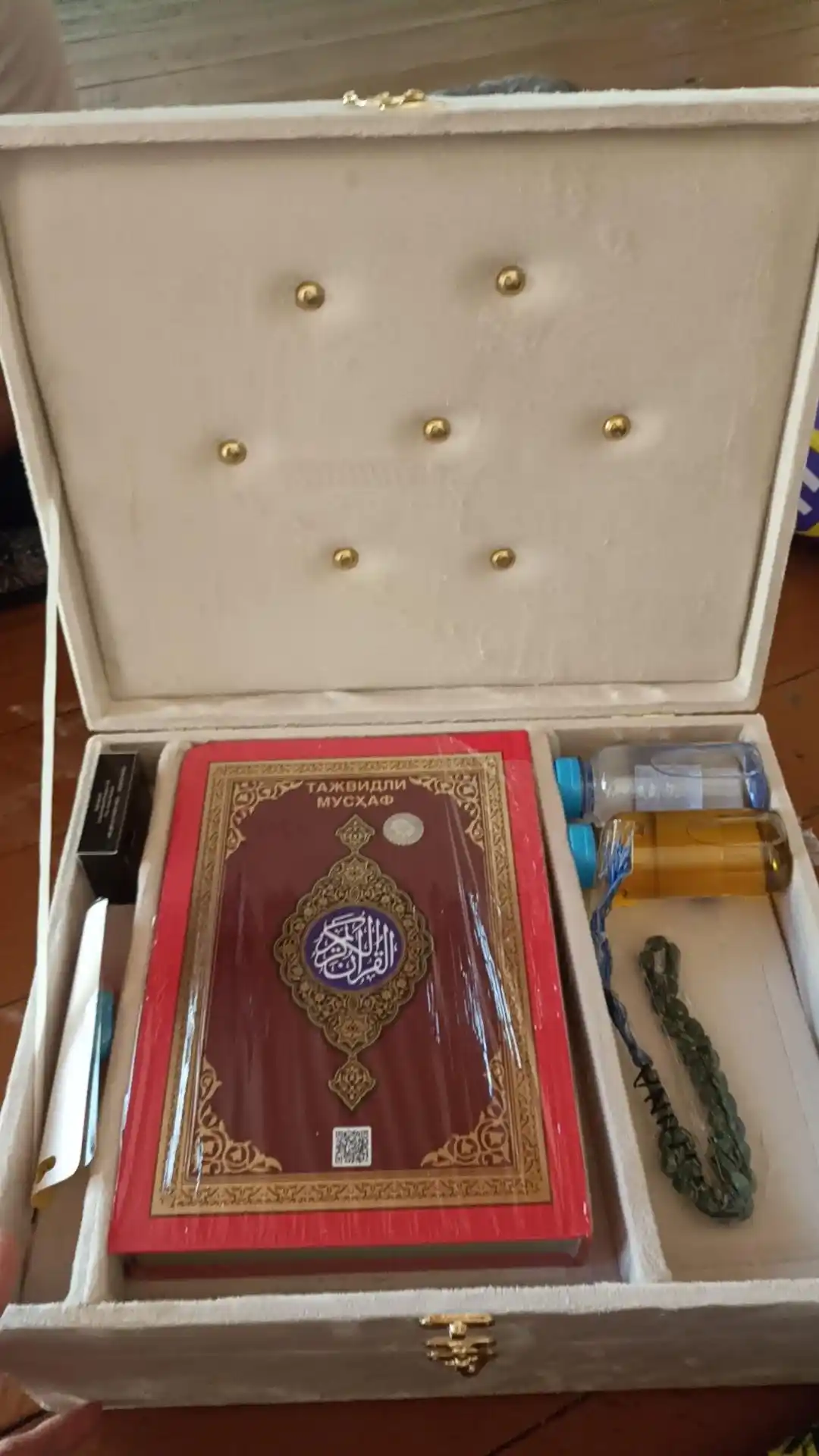 Diniy to'plam ibodat , Arabcha Qur'oni kitobi, joynamoz, tasbeh, zam zam - sovg'a qutisida
